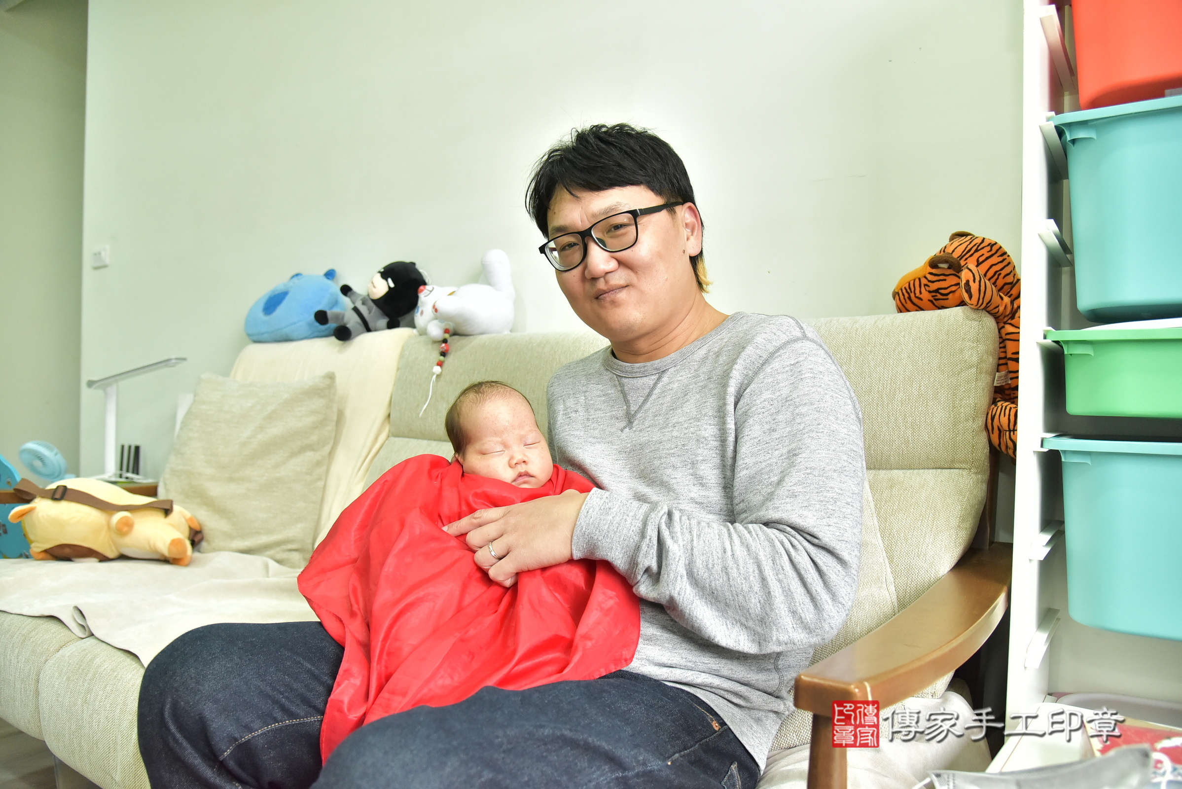 軒軒寶寶(新北市三峽區到府嬰兒軒軒寶寶滿月剃頭理髮、到府嬰兒剃胎毛儀式吉祥話)。到府剃頭剃胎毛主持、專業拍照、證書。★購買「臍帶章、肚臍章、胎毛筆刷印章」贈送：剃頭、收涎、抓周，三選一。2025.1.18，照片11