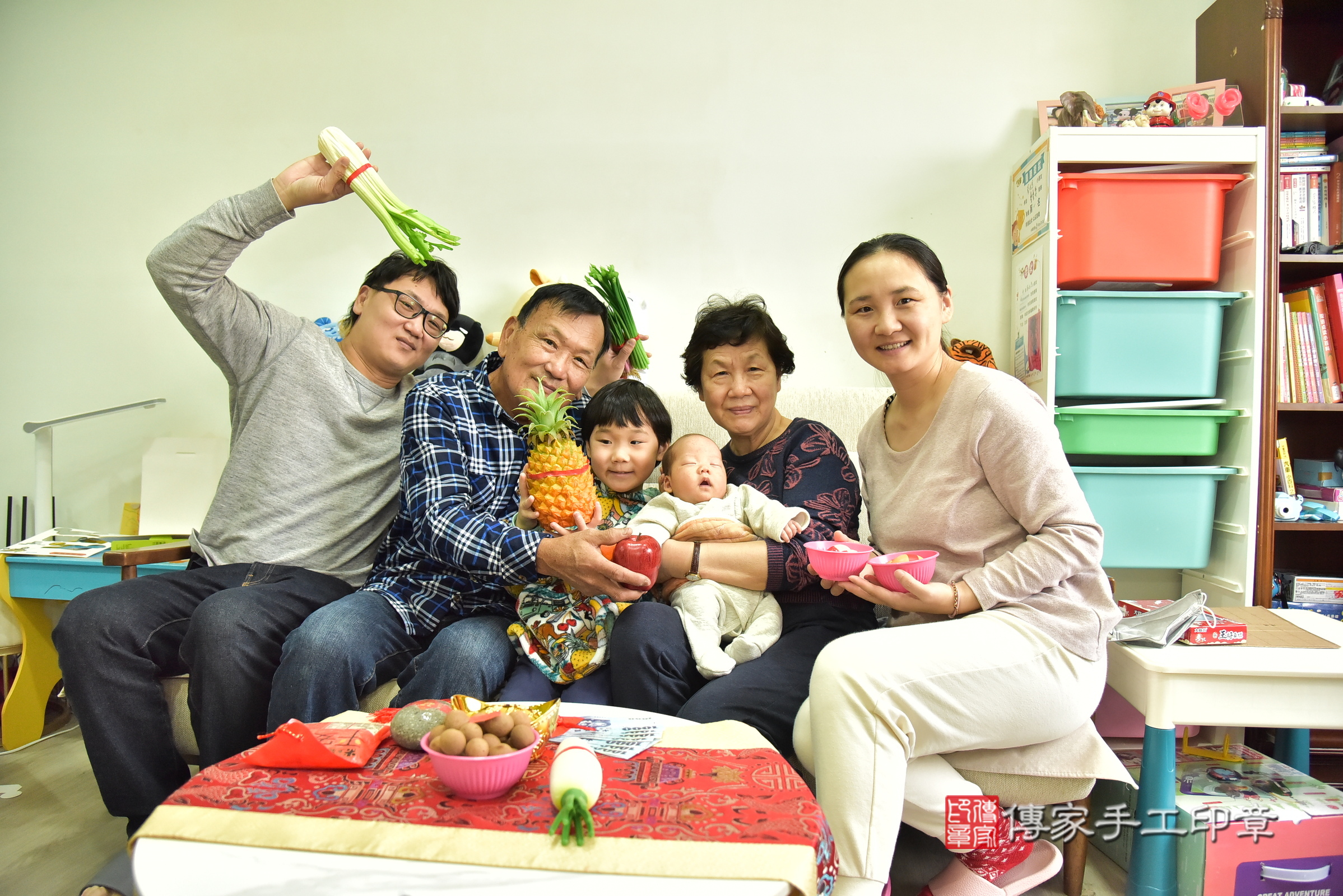 軒軒寶寶(新北市三峽區到府嬰兒軒軒寶寶滿月剃頭理髮、到府嬰兒剃胎毛儀式吉祥話)。到府剃頭剃胎毛主持、專業拍照、證書。★購買「臍帶章、肚臍章、胎毛筆刷印章」贈送：剃頭、收涎、抓周，三選一。2025.1.18，照片4