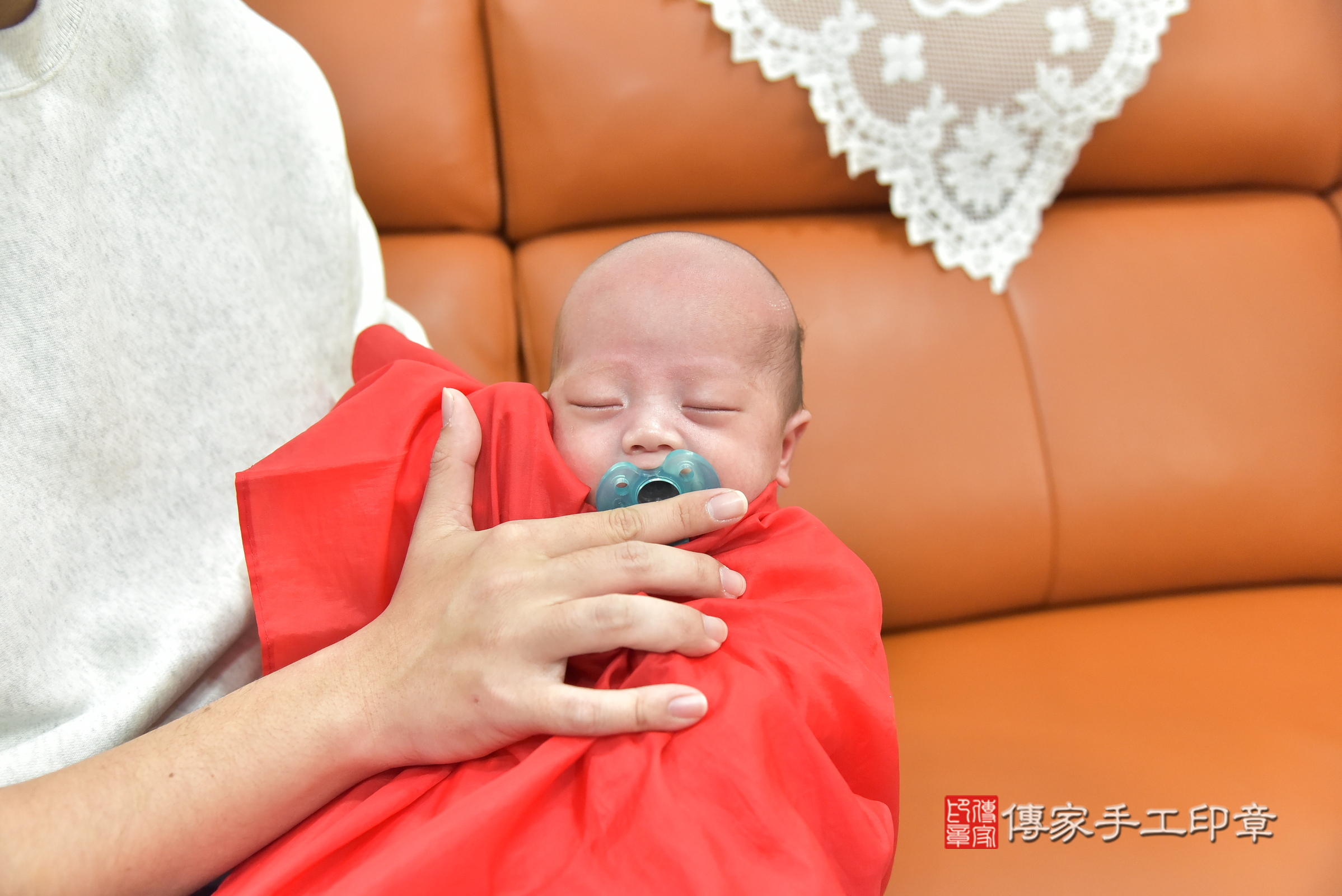 小滐寶寶(新北市土城區到府嬰兒小滐寶寶滿月剃頭理髮、到府嬰兒剃胎毛儀式吉祥話)。到府剃頭剃胎毛主持、專業拍照、證書。★購買「臍帶章、肚臍章、胎毛筆刷印章」贈送：剃頭、收涎、抓周，三選一。2025.1.18，照片16
