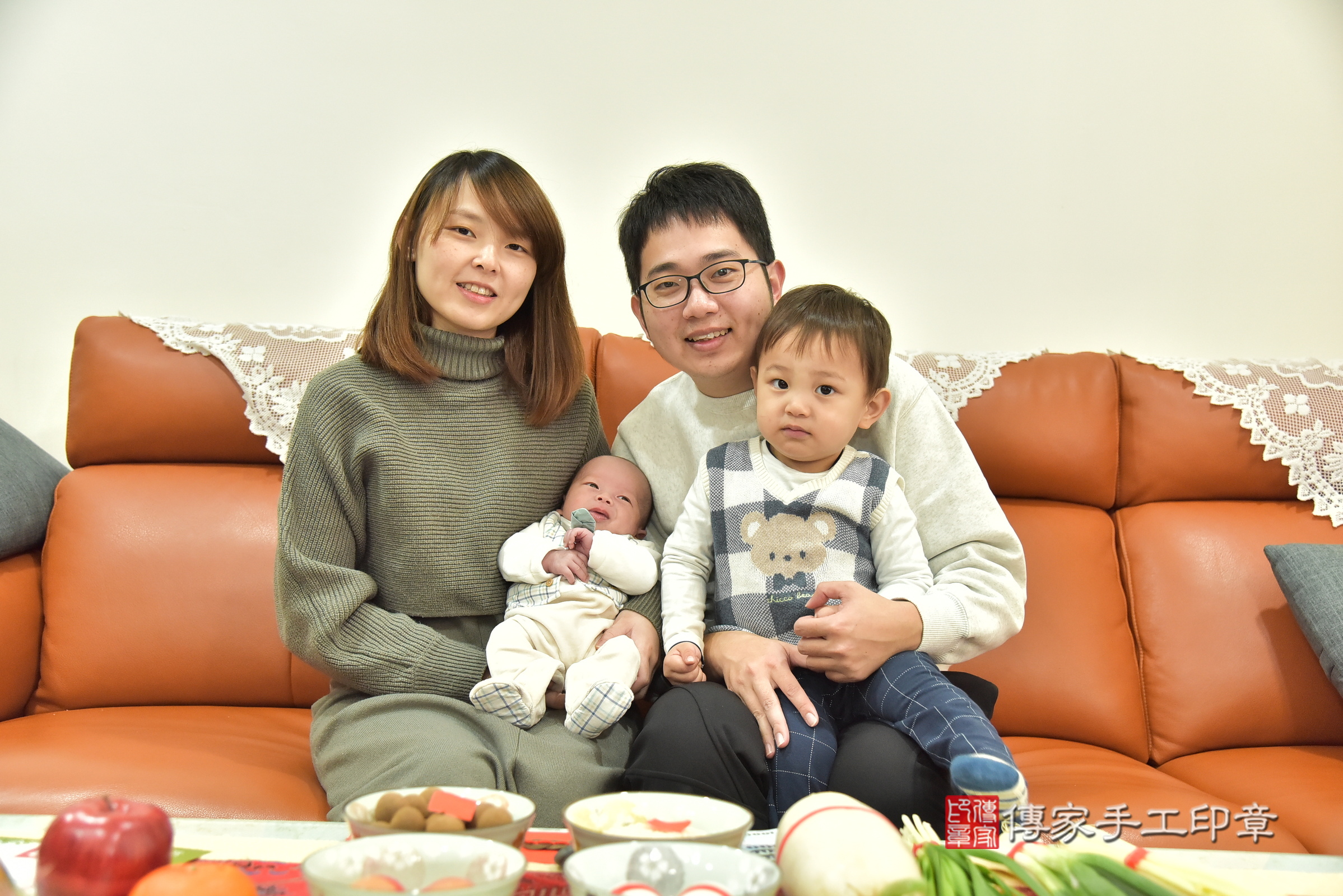 小滐寶寶(新北市土城區到府嬰兒小滐寶寶滿月剃頭理髮、到府嬰兒剃胎毛儀式吉祥話)。到府剃頭剃胎毛主持、專業拍照、證書。★購買「臍帶章、肚臍章、胎毛筆刷印章」贈送：剃頭、收涎、抓周，三選一。2025.1.18，照片2