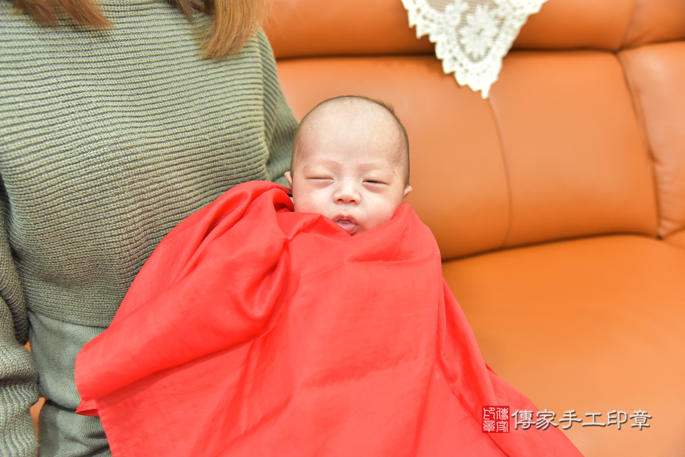 小滐寶寶(新北市土城區到府嬰兒小滐寶寶滿月剃頭理髮、到府嬰兒剃胎毛儀式吉祥話)。到府剃頭剃胎毛主持、專業拍照、證書。★購買「臍帶章、肚臍章、胎毛筆刷印章」贈送：剃頭、收涎、抓周，三選一。2025.1.18，照片15