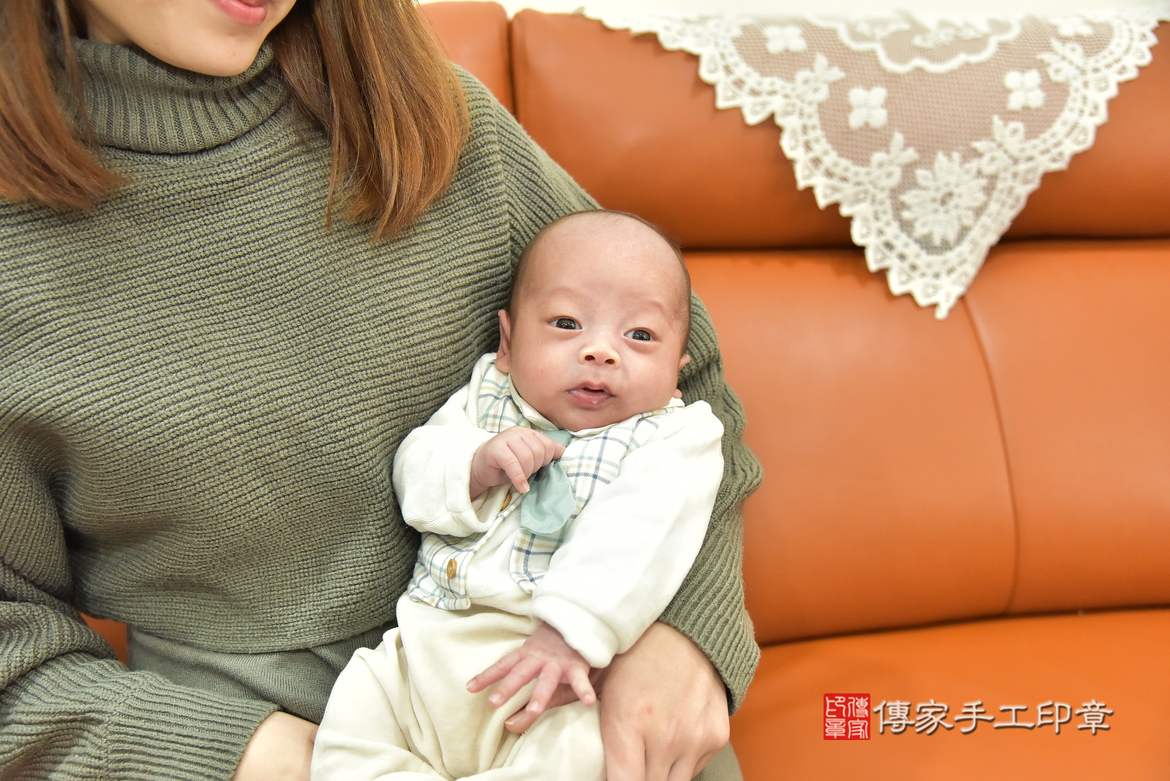 小滐寶寶(新北市土城區到府嬰兒小滐寶寶滿月剃頭理髮、到府嬰兒剃胎毛儀式吉祥話)。到府剃頭剃胎毛主持、專業拍照、證書。★購買「臍帶章、肚臍章、胎毛筆刷印章」贈送：剃頭、收涎、抓周，三選一。2025.1.18，照片1