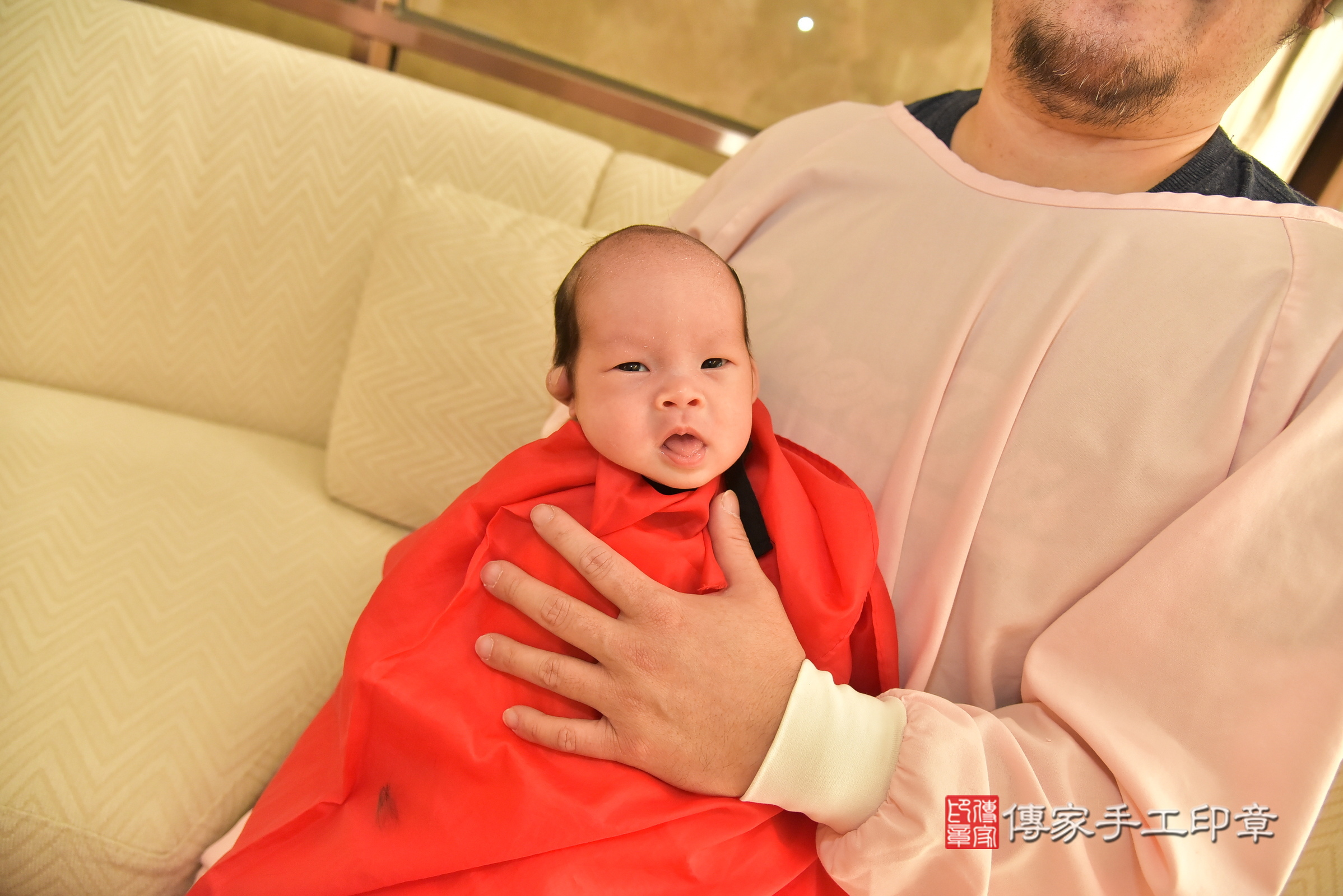 小琁寶寶(新北三重區到府嬰兒小琁寶寶滿月剃頭理髮、到府嬰兒剃胎毛儀式吉祥話)。到府剃頭剃胎毛主持、專業拍照、證書。★購買「臍帶章、肚臍章、胎毛筆刷印章」贈送：剃頭、收涎、抓周，三選一。2025.1.21，照片13