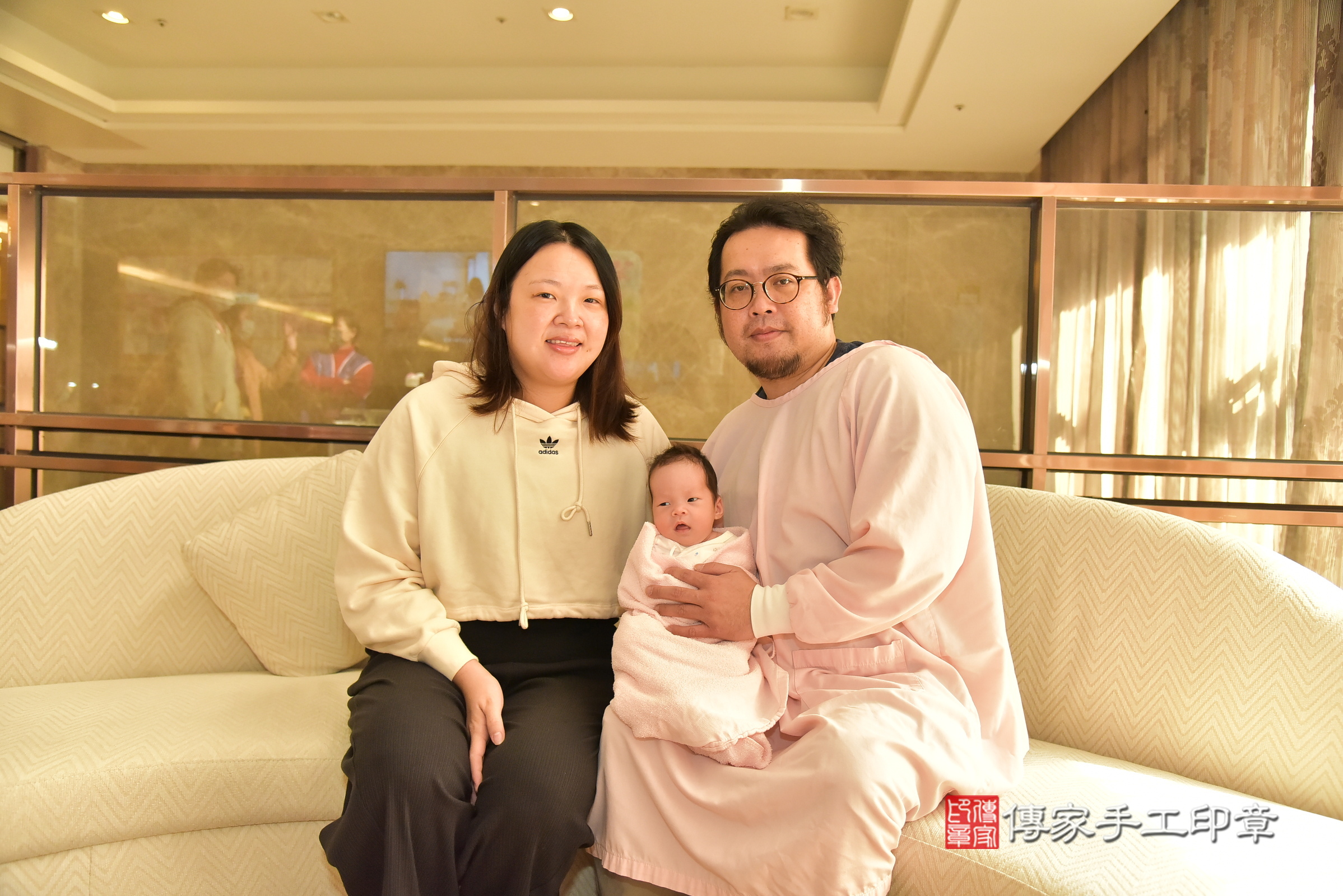 小琁寶寶(新北三重區到府嬰兒小琁寶寶滿月剃頭理髮、到府嬰兒剃胎毛儀式吉祥話)。到府剃頭剃胎毛主持、專業拍照、證書。★購買「臍帶章、肚臍章、胎毛筆刷印章」贈送：剃頭、收涎、抓周，三選一。2025.1.21，照片1