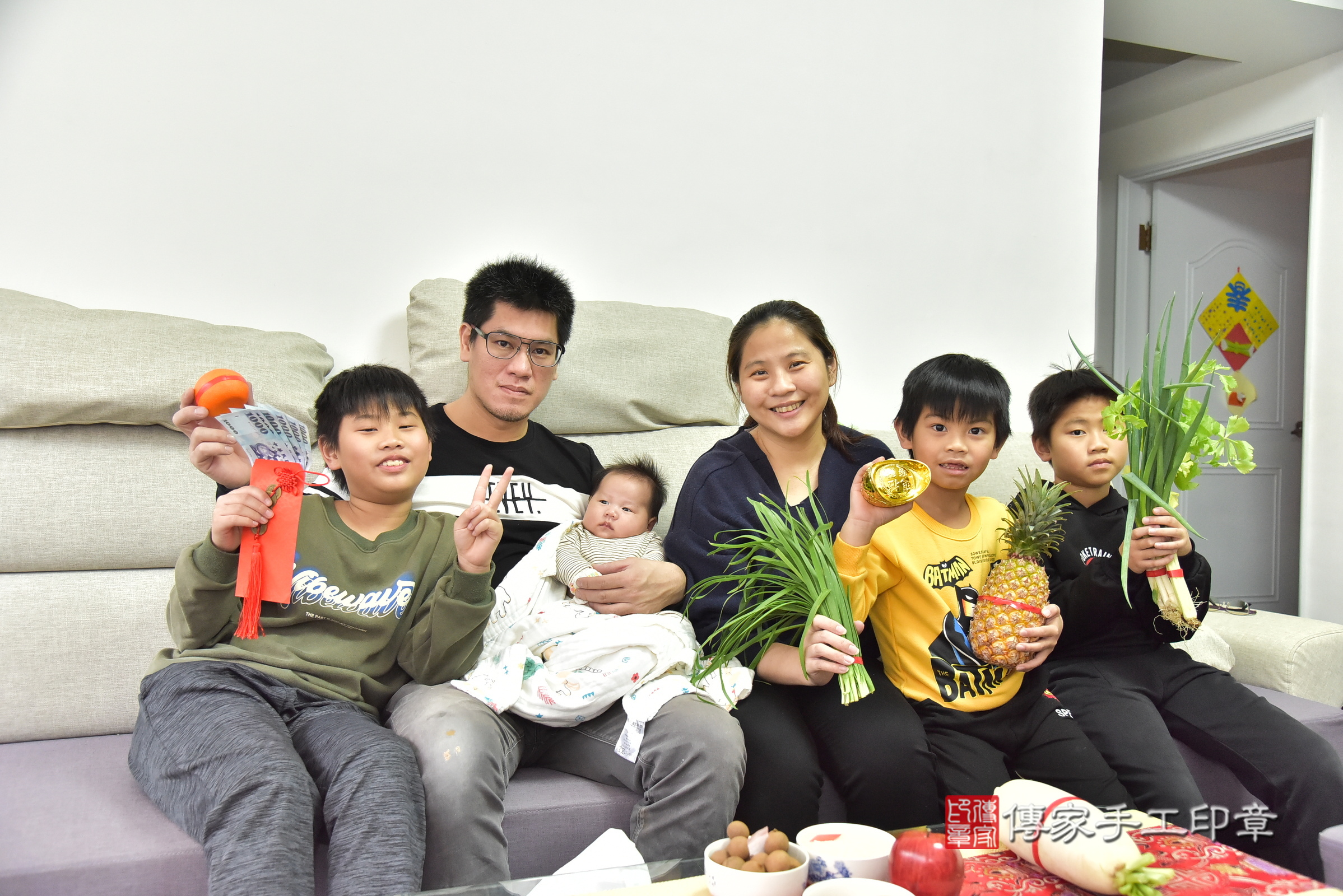 小辰寶寶(新北市汐止區到府嬰兒小辰寶寶滿月剃頭理髮、到府嬰兒剃胎毛儀式吉祥話)。到府剃頭剃胎毛主持、專業拍照、證書。★購買「臍帶章、肚臍章、胎毛筆刷印章」贈送：剃頭、收涎、抓周，三選一。2025.1.21，照片1