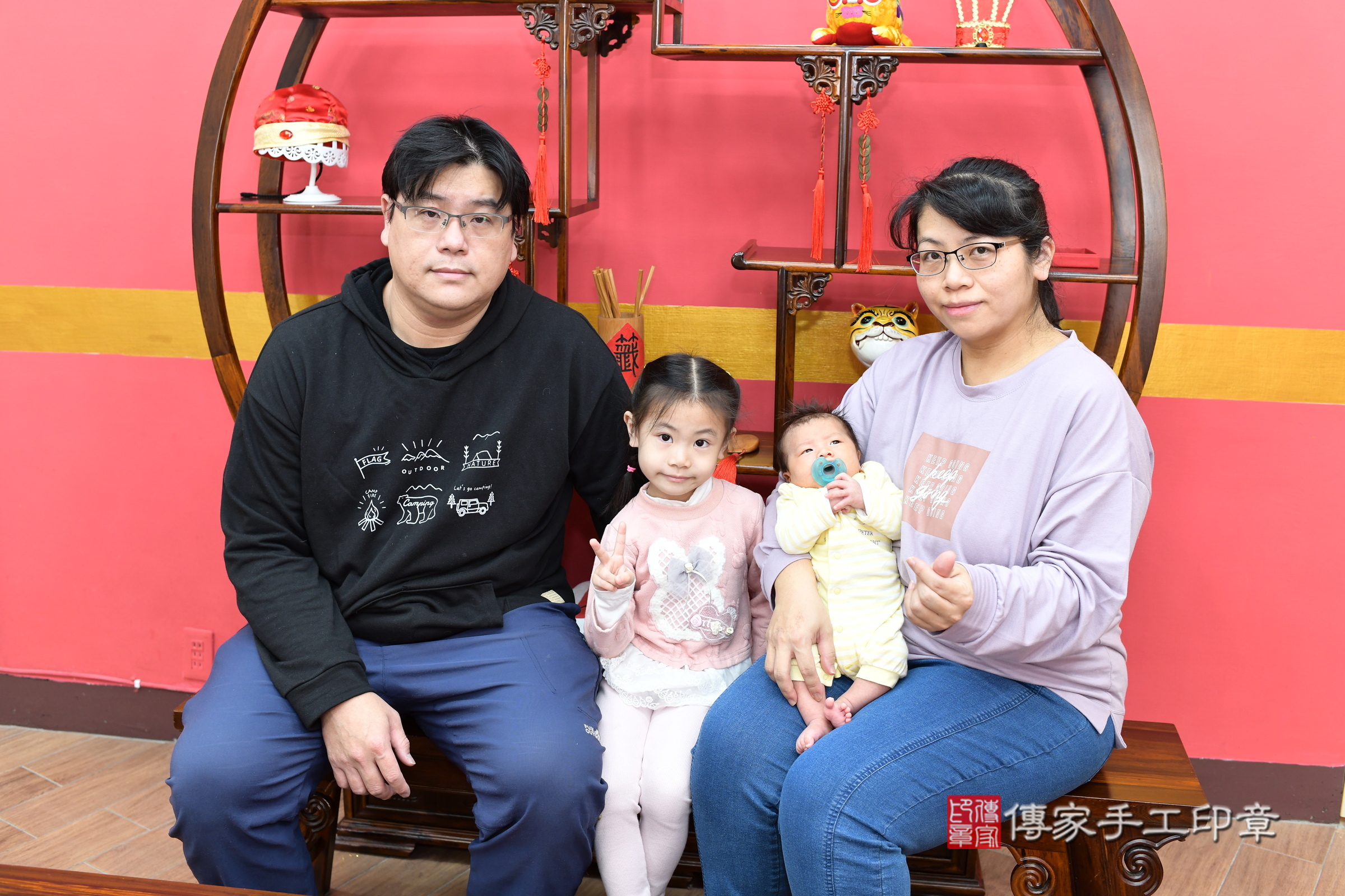 恩恩寶寶(新北市永和區嬰兒寶寶滿月剃頭理髮、嬰兒剃胎毛儀式吉祥話)。中國風會場，爸媽寶貝穿「日中韓」古裝禮服。專業拍照、證書。★購買「臍帶章、肚臍章、胎毛筆刷印章」贈送：剃頭、收涎、抓周，三選一。2025.1.26，照片1