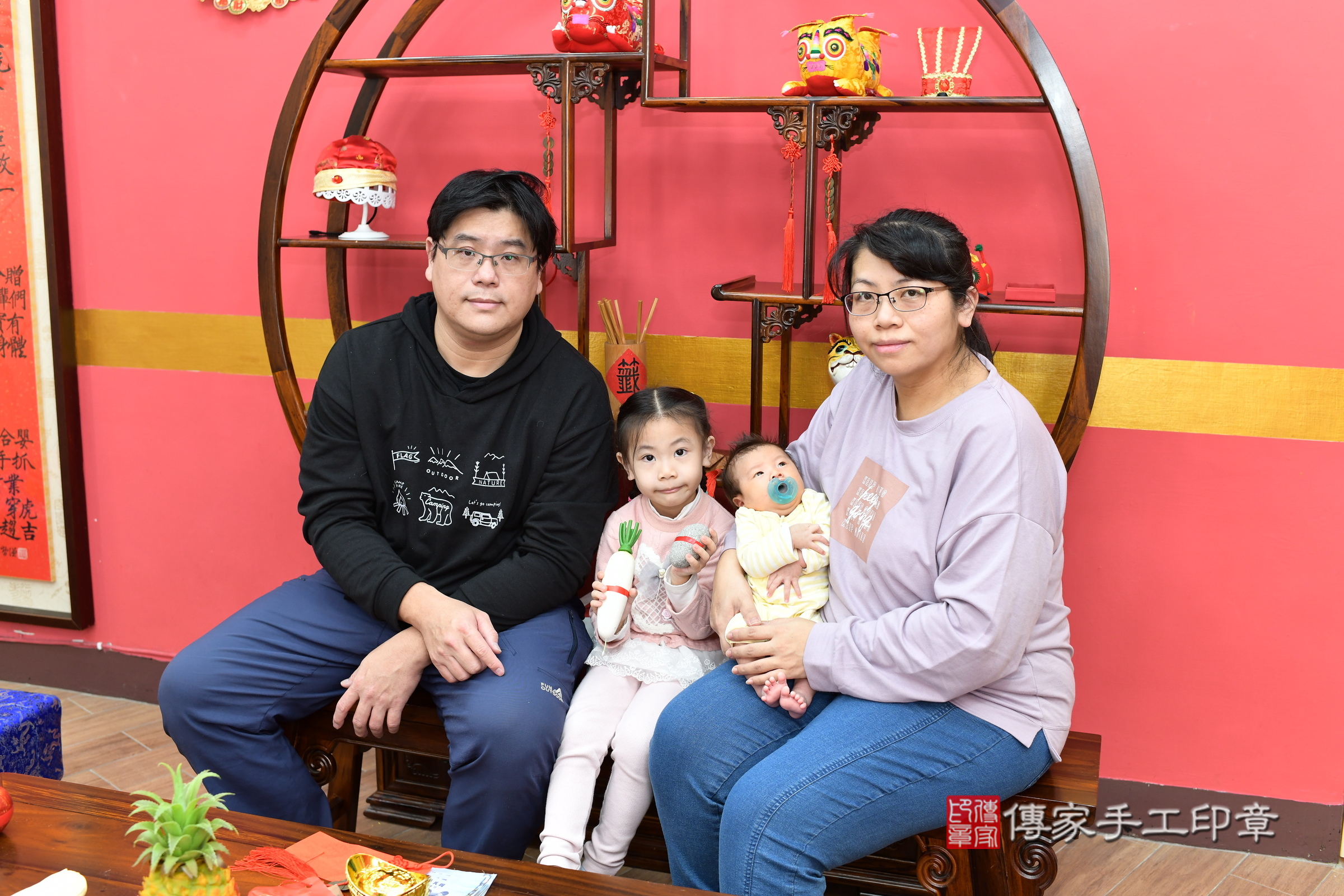 恩恩寶寶(新北市永和區嬰兒寶寶滿月剃頭理髮、嬰兒剃胎毛儀式吉祥話)。中國風會場，爸媽寶貝穿「日中韓」古裝禮服。專業拍照、證書。★購買「臍帶章、肚臍章、胎毛筆刷印章」贈送：剃頭、收涎、抓周，三選一。2025.1.26，照片9