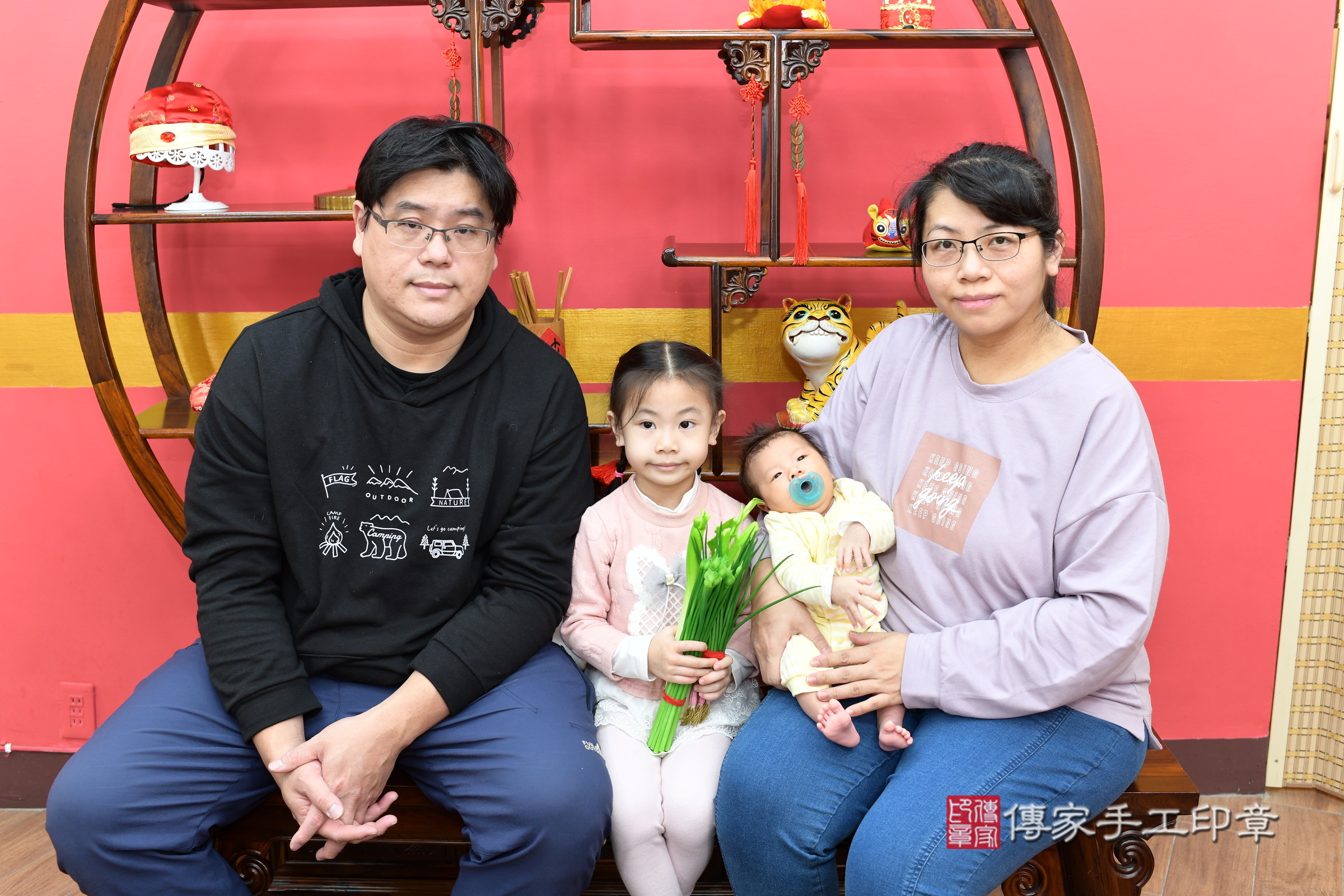 恩恩寶寶(新北市永和區嬰兒寶寶滿月剃頭理髮、嬰兒剃胎毛儀式吉祥話)。中國風會場，爸媽寶貝穿「日中韓」古裝禮服。專業拍照、證書。★購買「臍帶章、肚臍章、胎毛筆刷印章」贈送：剃頭、收涎、抓周，三選一。2025.1.26，照片11
