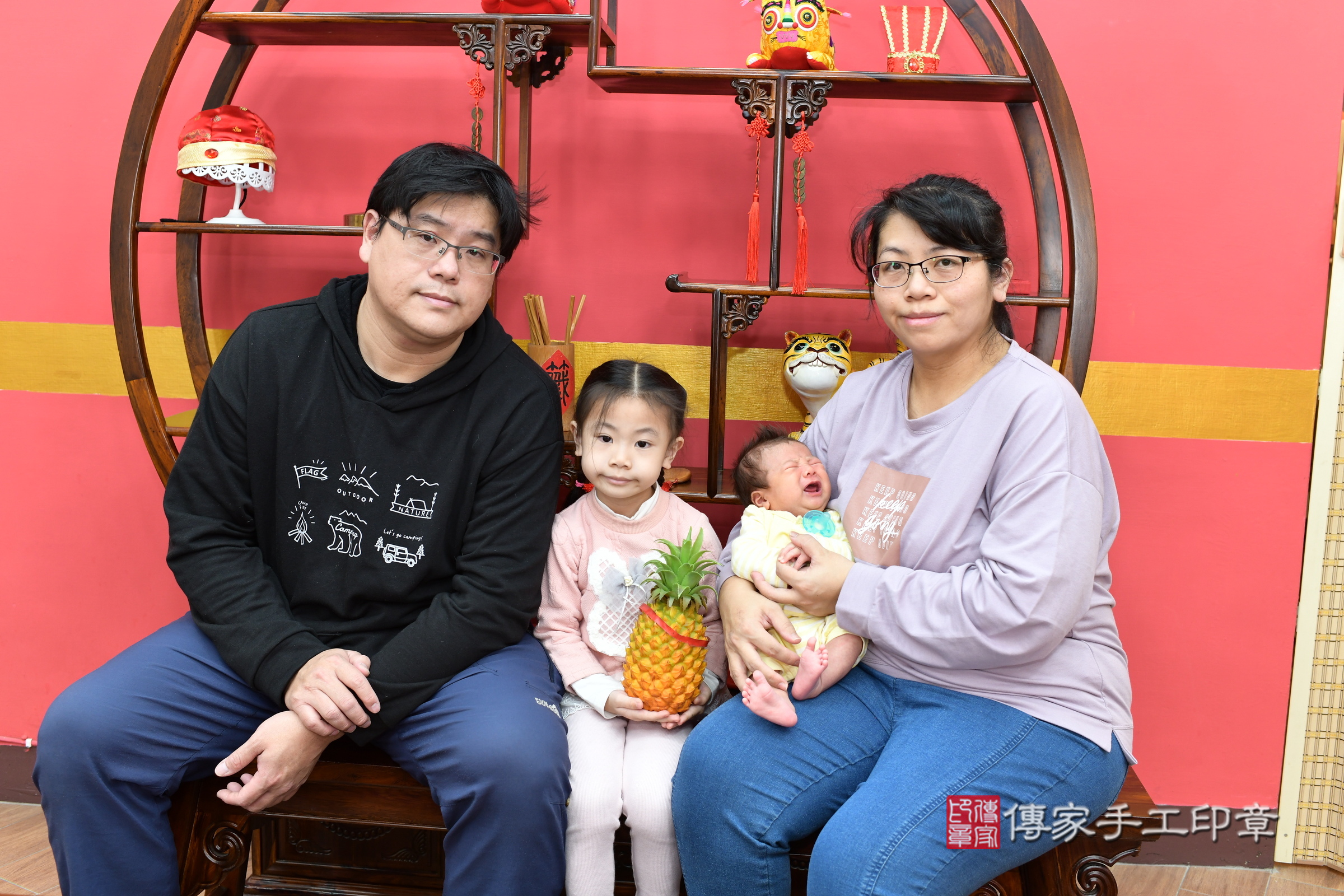 恩恩寶寶(新北市永和區嬰兒寶寶滿月剃頭理髮、嬰兒剃胎毛儀式吉祥話)。中國風會場，爸媽寶貝穿「日中韓」古裝禮服。專業拍照、證書。★購買「臍帶章、肚臍章、胎毛筆刷印章」贈送：剃頭、收涎、抓周，三選一。2025.1.26，照片15