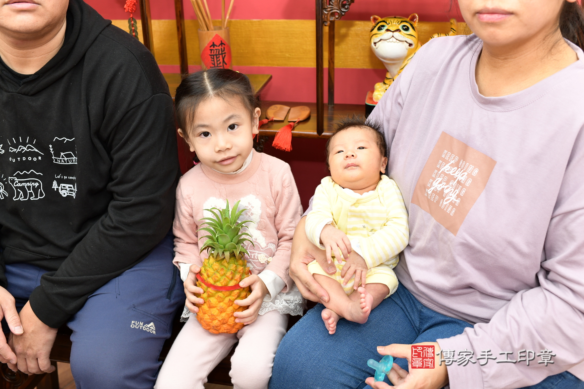 恩恩寶寶(新北市永和區嬰兒寶寶滿月剃頭理髮、嬰兒剃胎毛儀式吉祥話)。中國風會場，爸媽寶貝穿「日中韓」古裝禮服。專業拍照、證書。★購買「臍帶章、肚臍章、胎毛筆刷印章」贈送：剃頭、收涎、抓周，三選一。2025.1.26，照片14