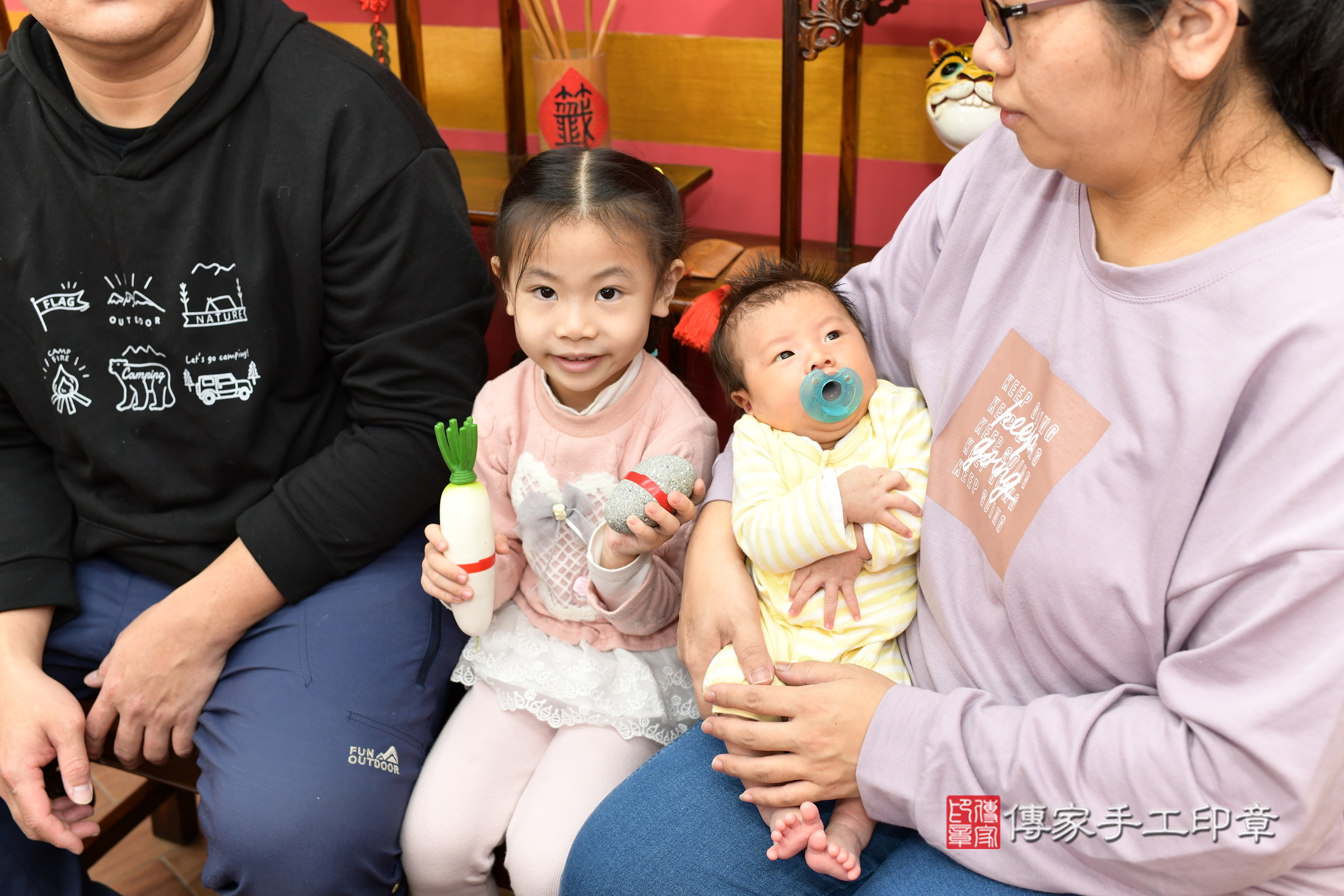 恩恩寶寶(新北市永和區嬰兒寶寶滿月剃頭理髮、嬰兒剃胎毛儀式吉祥話)。中國風會場，爸媽寶貝穿「日中韓」古裝禮服。專業拍照、證書。★購買「臍帶章、肚臍章、胎毛筆刷印章」贈送：剃頭、收涎、抓周，三選一。2025.1.26，照片8