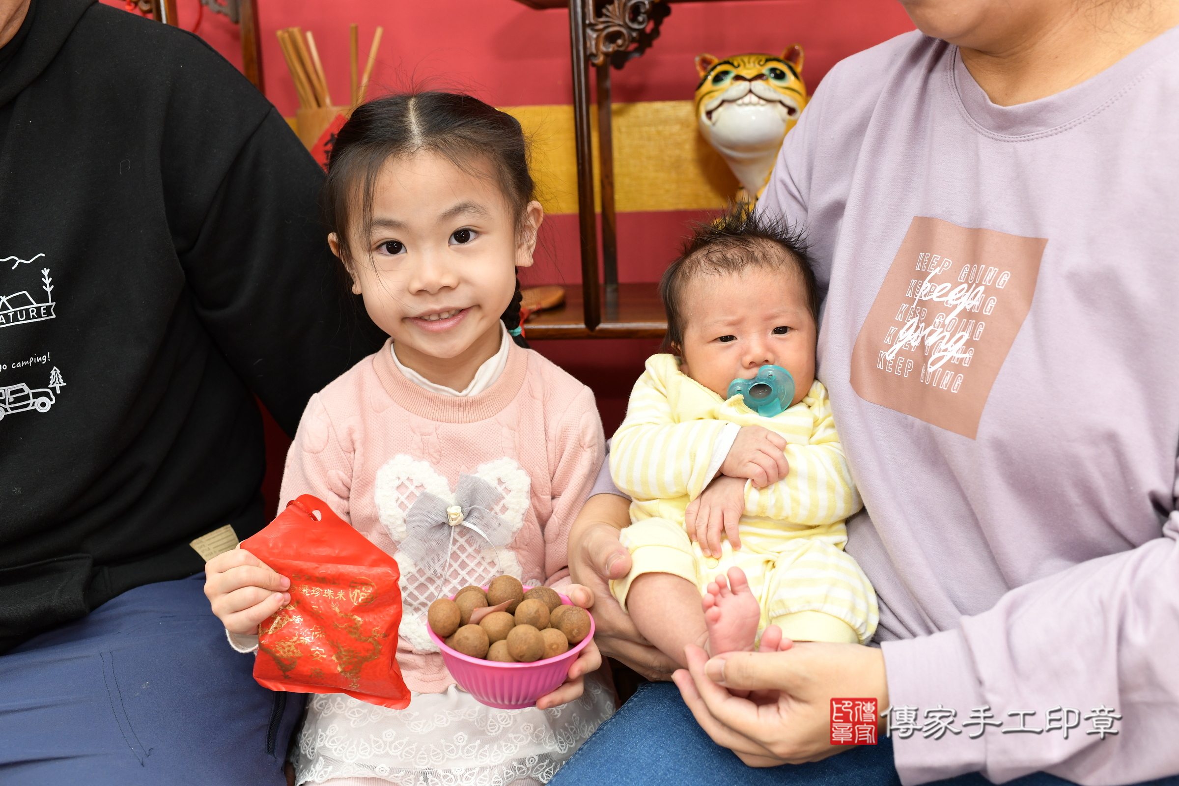 恩恩寶寶(新北市永和區嬰兒寶寶滿月剃頭理髮、嬰兒剃胎毛儀式吉祥話)。中國風會場，爸媽寶貝穿「日中韓」古裝禮服。專業拍照、證書。★購買「臍帶章、肚臍章、胎毛筆刷印章」贈送：剃頭、收涎、抓周，三選一。2025.1.26，照片6