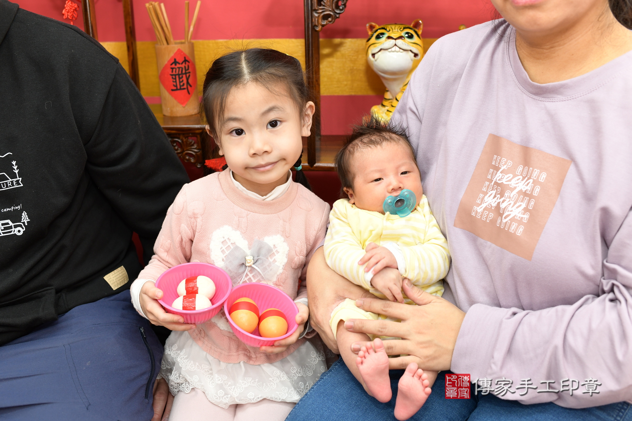 恩恩寶寶(新北市永和區嬰兒寶寶滿月剃頭理髮、嬰兒剃胎毛儀式吉祥話)。中國風會場，爸媽寶貝穿「日中韓」古裝禮服。專業拍照、證書。★購買「臍帶章、肚臍章、胎毛筆刷印章」贈送：剃頭、收涎、抓周，三選一。2025.1.26，照片4