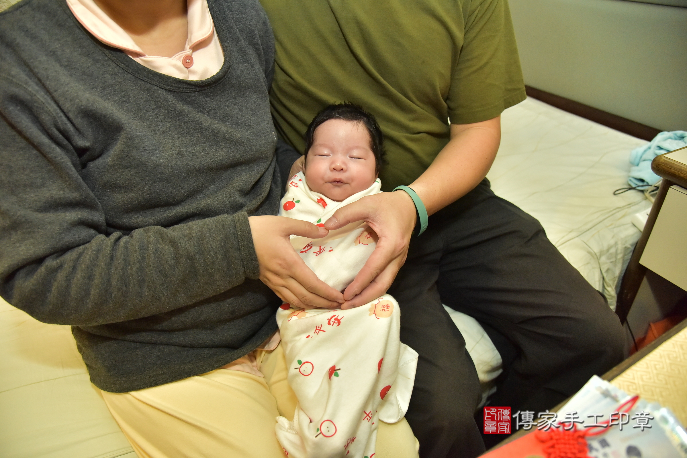 小熹寶寶(台北市大安區到府嬰兒小熹寶寶滿月剃頭理髮、到府嬰兒剃胎毛儀式吉祥話)。到府剃頭剃胎毛主持、專業拍照、證書。★購買「臍帶章、肚臍章、胎毛筆刷印章」贈送：剃頭、收涎、抓周，三選一。2025.1.26，照片1