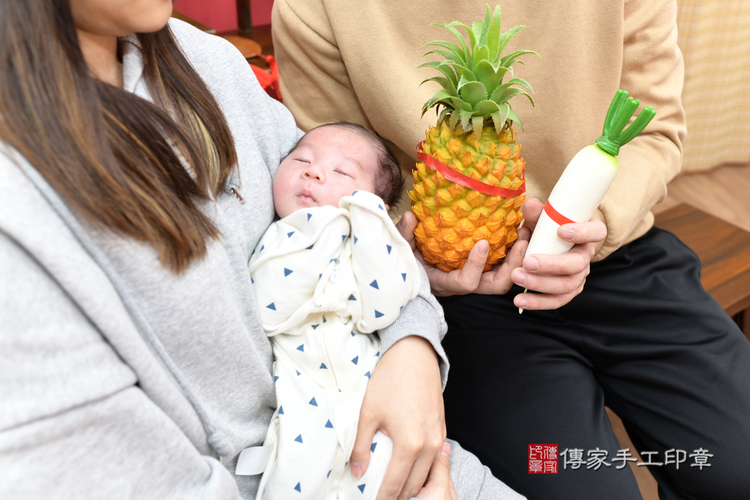 小睿寶寶(新北市永和區嬰兒寶寶滿月剃頭理髮、嬰兒剃胎毛儀式吉祥話)。中國風會場，爸媽寶貝穿「日中韓」古裝禮服。專業拍照、證書。★購買「臍帶章、肚臍章、胎毛筆刷印章」贈送：剃頭、收涎、抓周，三選一。2025.1.27，照片8