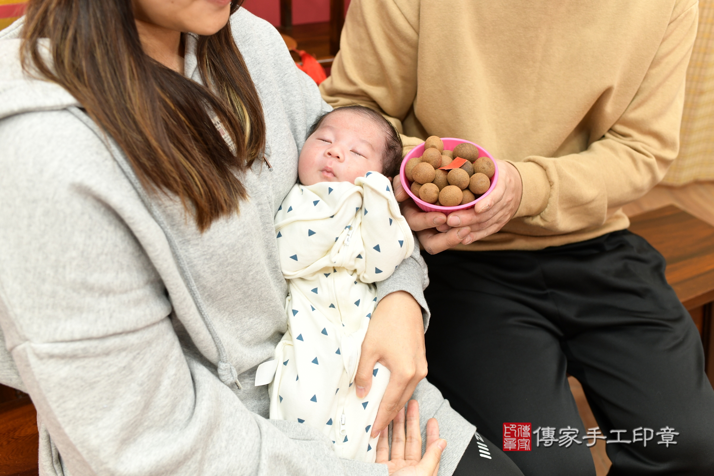 小睿寶寶(新北市永和區嬰兒寶寶滿月剃頭理髮、嬰兒剃胎毛儀式吉祥話)。中國風會場，爸媽寶貝穿「日中韓」古裝禮服。專業拍照、證書。★購買「臍帶章、肚臍章、胎毛筆刷印章」贈送：剃頭、收涎、抓周，三選一。2025.1.27，照片5
