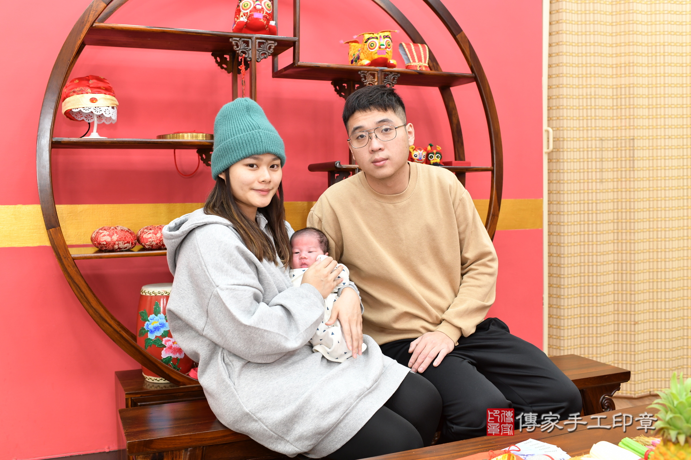 小睿寶寶(新北市永和區嬰兒寶寶滿月剃頭理髮、嬰兒剃胎毛儀式吉祥話)。中國風會場，爸媽寶貝穿「日中韓」古裝禮服。專業拍照、證書。★購買「臍帶章、肚臍章、胎毛筆刷印章」贈送：剃頭、收涎、抓周，三選一。2025.1.27，照片1