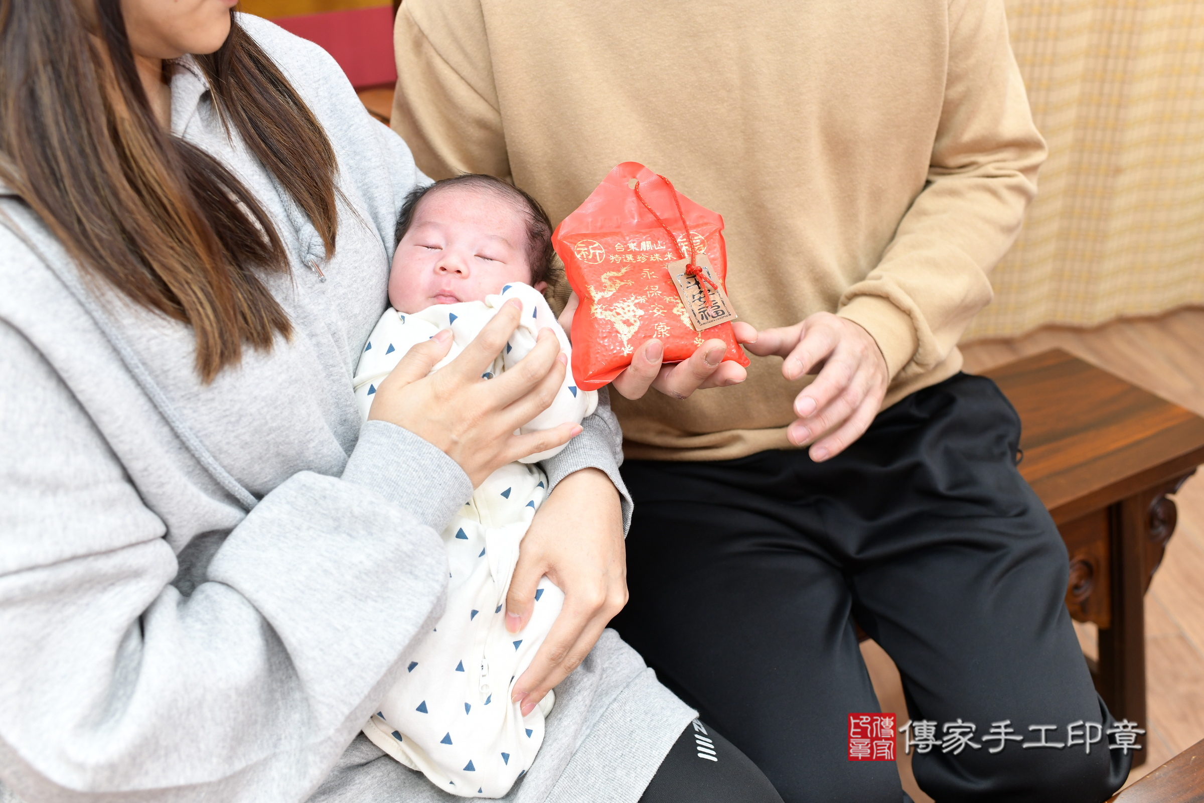 小睿寶寶(新北市永和區嬰兒寶寶滿月剃頭理髮、嬰兒剃胎毛儀式吉祥話)。中國風會場，爸媽寶貝穿「日中韓」古裝禮服。專業拍照、證書。★購買「臍帶章、肚臍章、胎毛筆刷印章」贈送：剃頭、收涎、抓周，三選一。2025.1.27，照片4