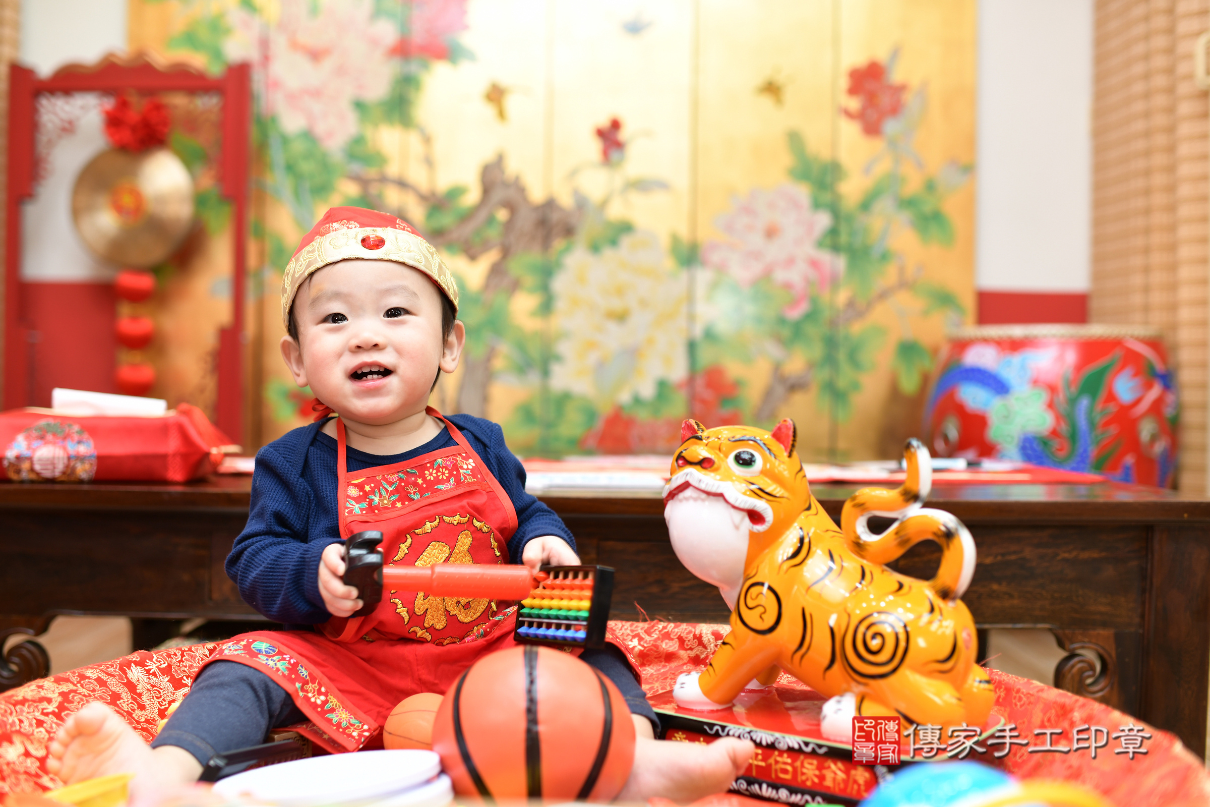 台北市大同區祐祐寶寶抓周推薦：傳家台北店抓周度脺中國風會場，嬰兒古禮抓周流程儀式吉祥話、抓周道具物品24種、拍照。抓周證書。2025.1.21，照片1