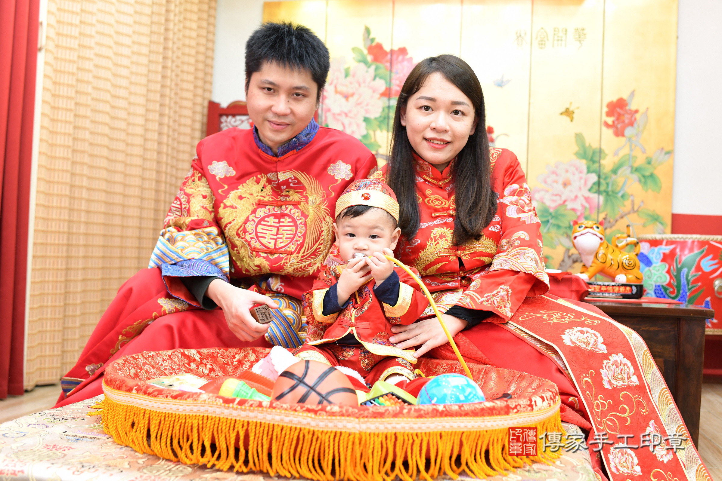 台北市大同區荃荃寶寶抓周推薦:傳家台北店抓周度脺中國風會場,嬰兒古禮抓周流程儀式吉祥話、抓周道具物品24種、拍照。抓周證書。2025.1.25,照片13 台北市大同區荃荃寶寶抓周推薦:傳家台北店抓周度脺中國風會場,嬰兒古禮抓周流程儀式吉祥話、抓周道具物品24種、拍照。抓周證書。2025.1.25,照片13