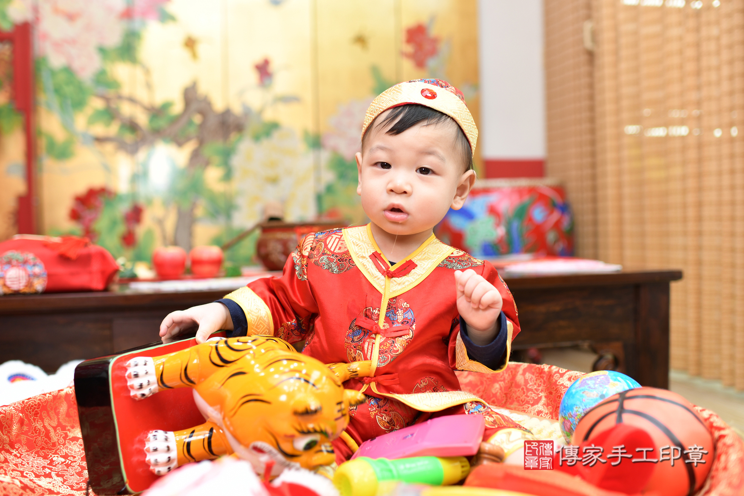 台北市大同區荃荃寶寶抓周推薦:傳家台北店抓周度脺中國風會場,嬰兒古禮抓周流程儀式吉祥話、抓周道具物品24種、拍照。抓周證書。2025.1.25,照片17 台北市大同區荃荃寶寶抓周推薦:傳家台北店抓周度脺中國風會場,嬰兒古禮抓周流程儀式吉祥話、抓周道具物品24種、拍照。抓周證書。2025.1.25,照片17