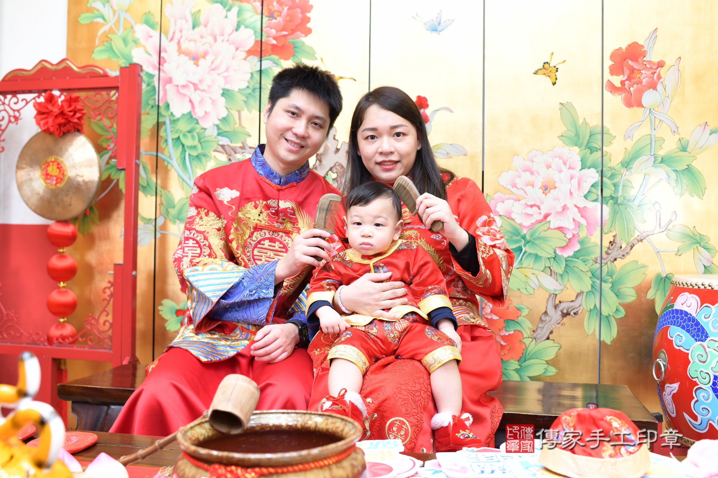 台北市大同區荃荃寶寶抓周推薦:傳家台北店抓周度脺中國風會場,嬰兒古禮抓周流程儀式吉祥話、抓周道具物品24種、拍照。抓周證書。2025.1.25,照片22 台北市大同區荃荃寶寶抓周推薦:傳家台北店抓周度脺中國風會場,嬰兒古禮抓周流程儀式吉祥話、抓周道具物品24種、拍照。抓周證書。2025.1.25,照片22