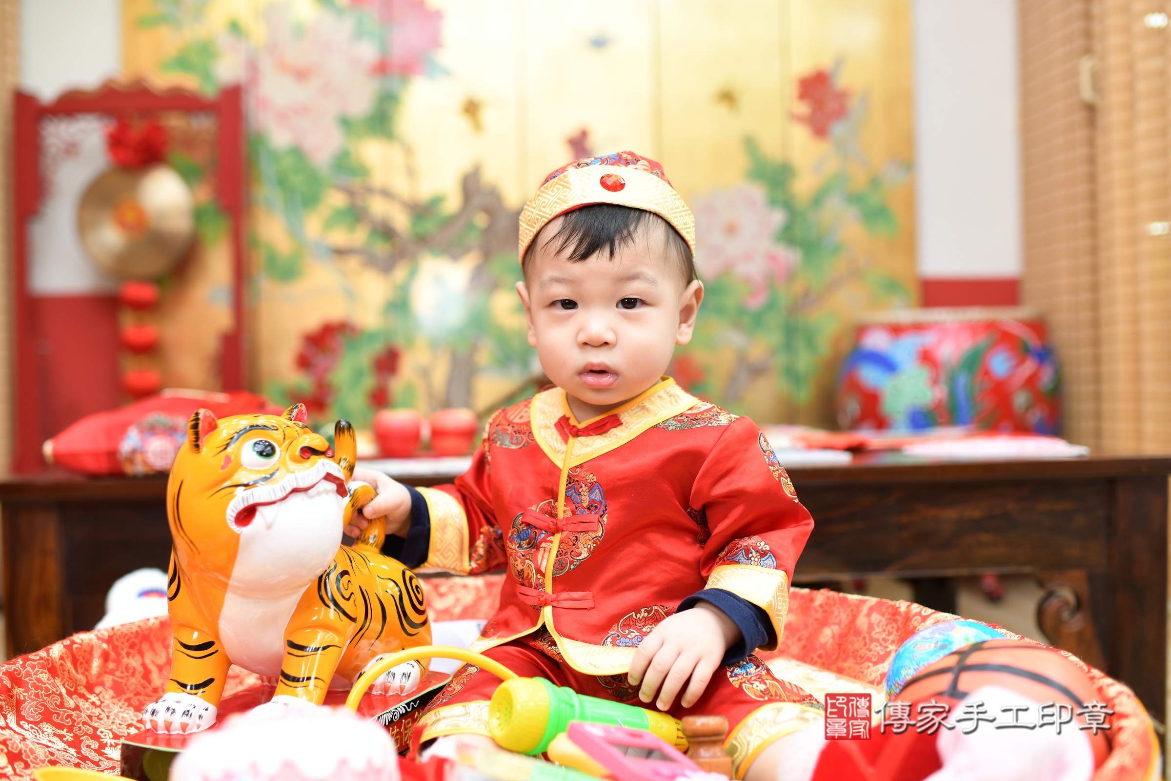 台北市大同區荃荃寶寶抓周推薦:傳家台北店抓周度脺中國風會場,嬰兒古禮抓周流程儀式吉祥話、抓周道具物品24種、拍照。抓周證書。2025.1.25,照片18 台北市大同區荃荃寶寶抓周推薦:傳家台北店抓周度脺中國風會場,嬰兒古禮抓周流程儀式吉祥話、抓周道具物品24種、拍照。抓周證書。2025.1.25,照片18