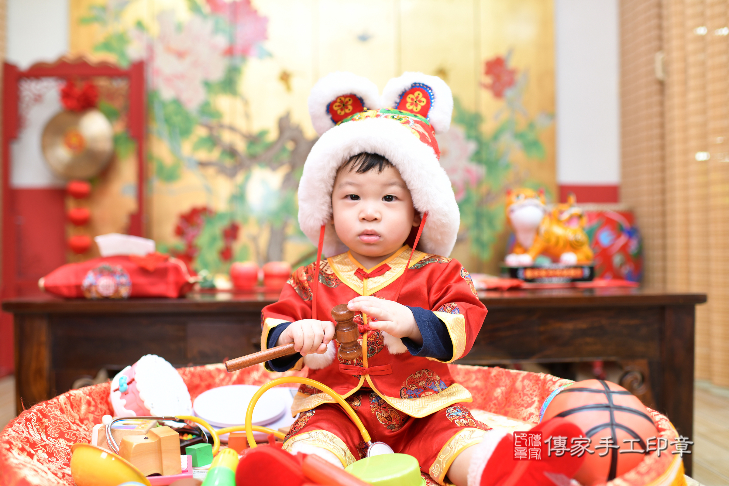 台北市大同區荃荃寶寶抓周推薦:傳家台北店抓周度脺中國風會場,嬰兒古禮抓周流程儀式吉祥話、抓周道具物品24種、拍照。抓周證書。2025.1.25,照片15 台北市大同區荃荃寶寶抓周推薦:傳家台北店抓周度脺中國風會場,嬰兒古禮抓周流程儀式吉祥話、抓周道具物品24種、拍照。抓周證書。2025.1.25,照片15