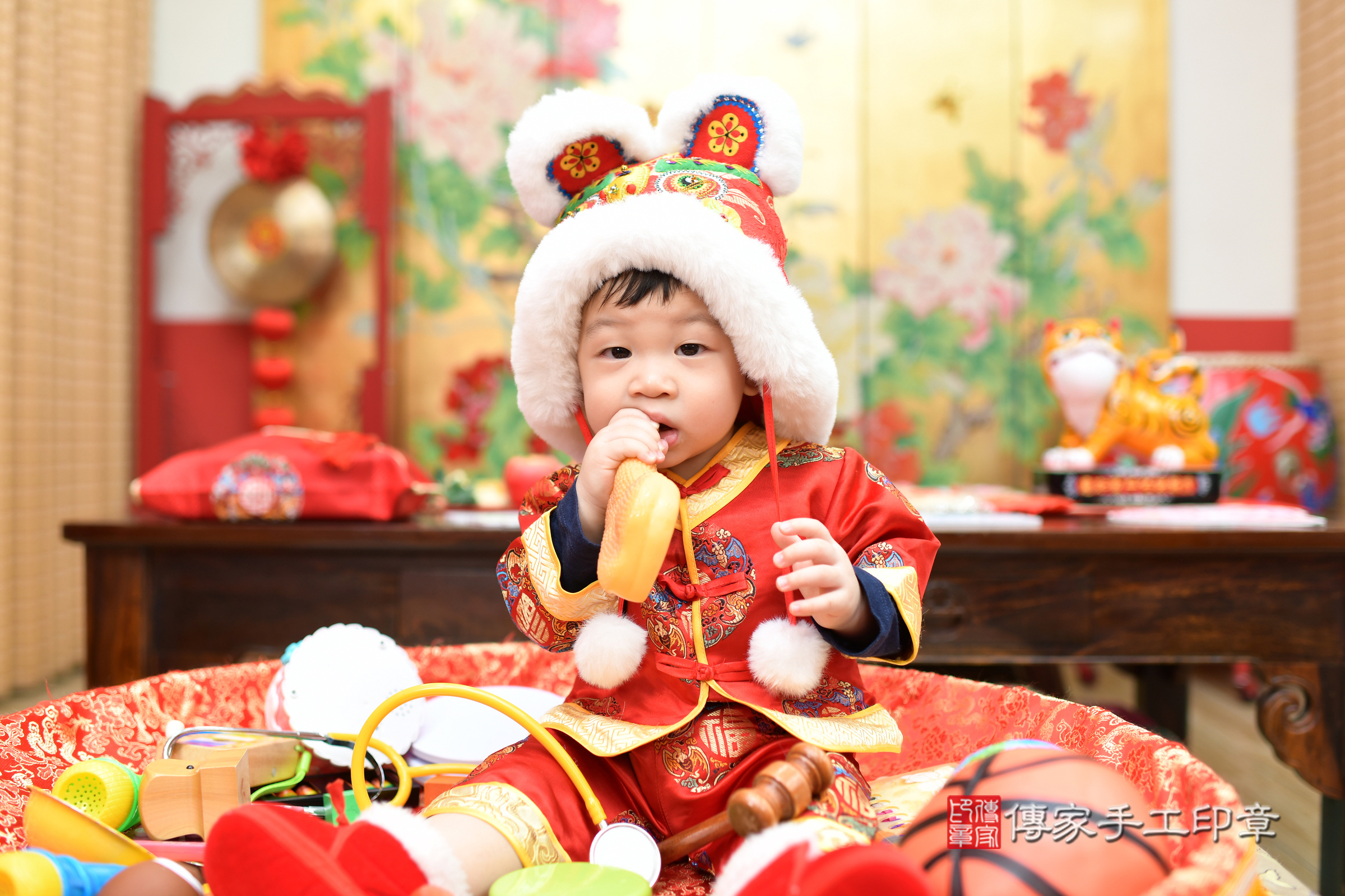 台北市大同區荃荃寶寶抓周推薦:傳家台北店抓周度脺中國風會場,嬰兒古禮抓周流程儀式吉祥話、抓周道具物品24種、拍照。抓周證書。2025.1.25,照片16 台北市大同區荃荃寶寶抓周推薦:傳家台北店抓周度脺中國風會場,嬰兒古禮抓周流程儀式吉祥話、抓周道具物品24種、拍照。抓周證書。2025.1.25,照片16