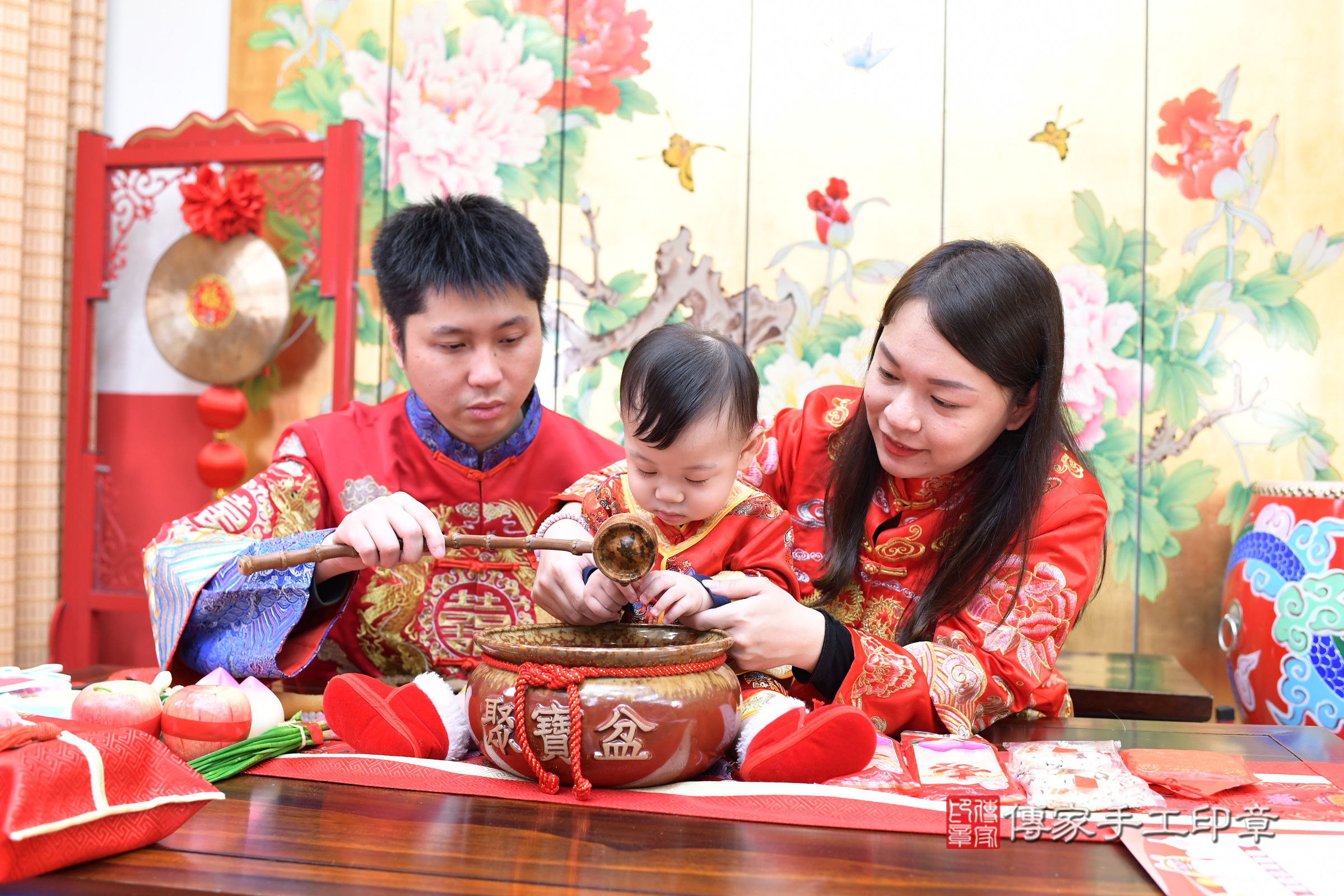 台北市大同區荃荃寶寶抓周推薦:傳家台北店抓周度脺中國風會場,嬰兒古禮抓周流程儀式吉祥話、抓周道具物品24種、拍照。抓周證書。2025.1.25,照片20 台北市大同區荃荃寶寶抓周推薦:傳家台北店抓周度脺中國風會場,嬰兒古禮抓周流程儀式吉祥話、抓周道具物品24種、拍照。抓周證書。2025.1.25,照片20