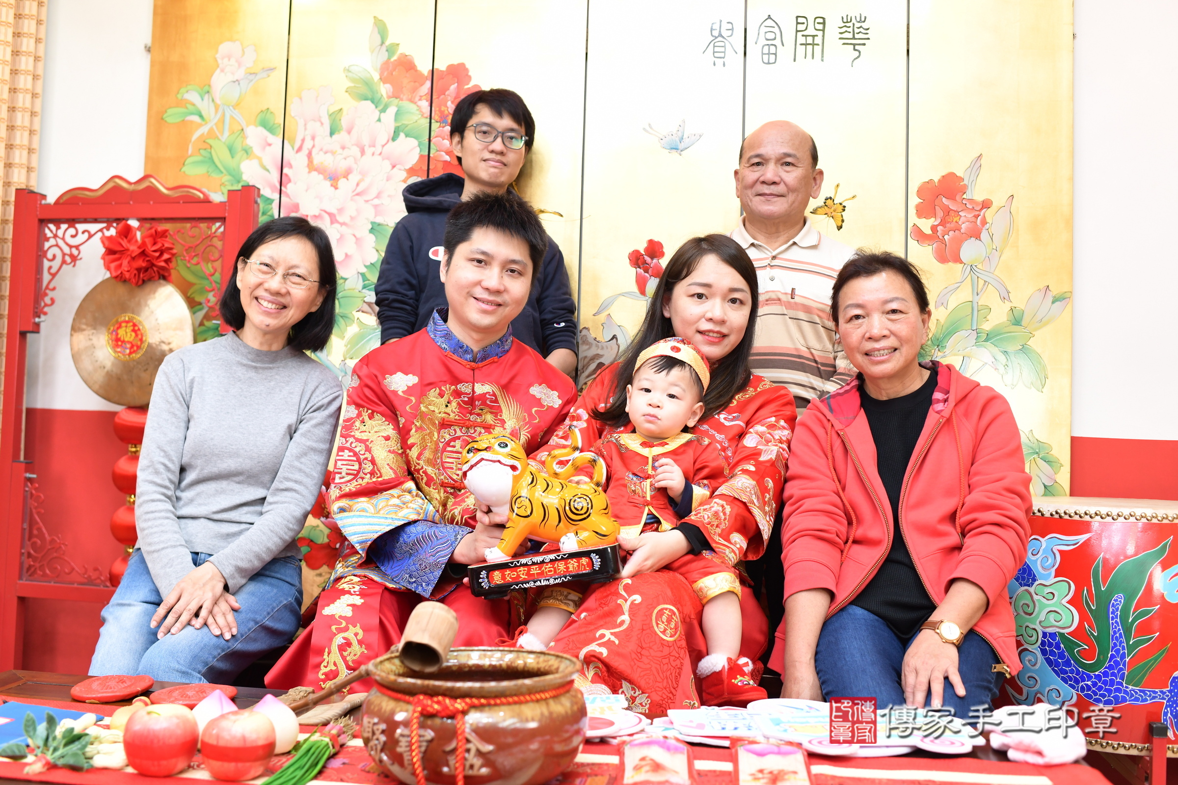 台北市大同區荃荃寶寶抓周推薦:傳家台北店抓周度脺中國風會場,嬰兒古禮抓周流程儀式吉祥話、抓周道具物品24種、拍照。抓周證書。2025.1.25,照片24 台北市大同區荃荃寶寶抓周推薦:傳家台北店抓周度脺中國風會場,嬰兒古禮抓周流程儀式吉祥話、抓周道具物品24種、拍照。抓周證書。2025.1.25,照片24