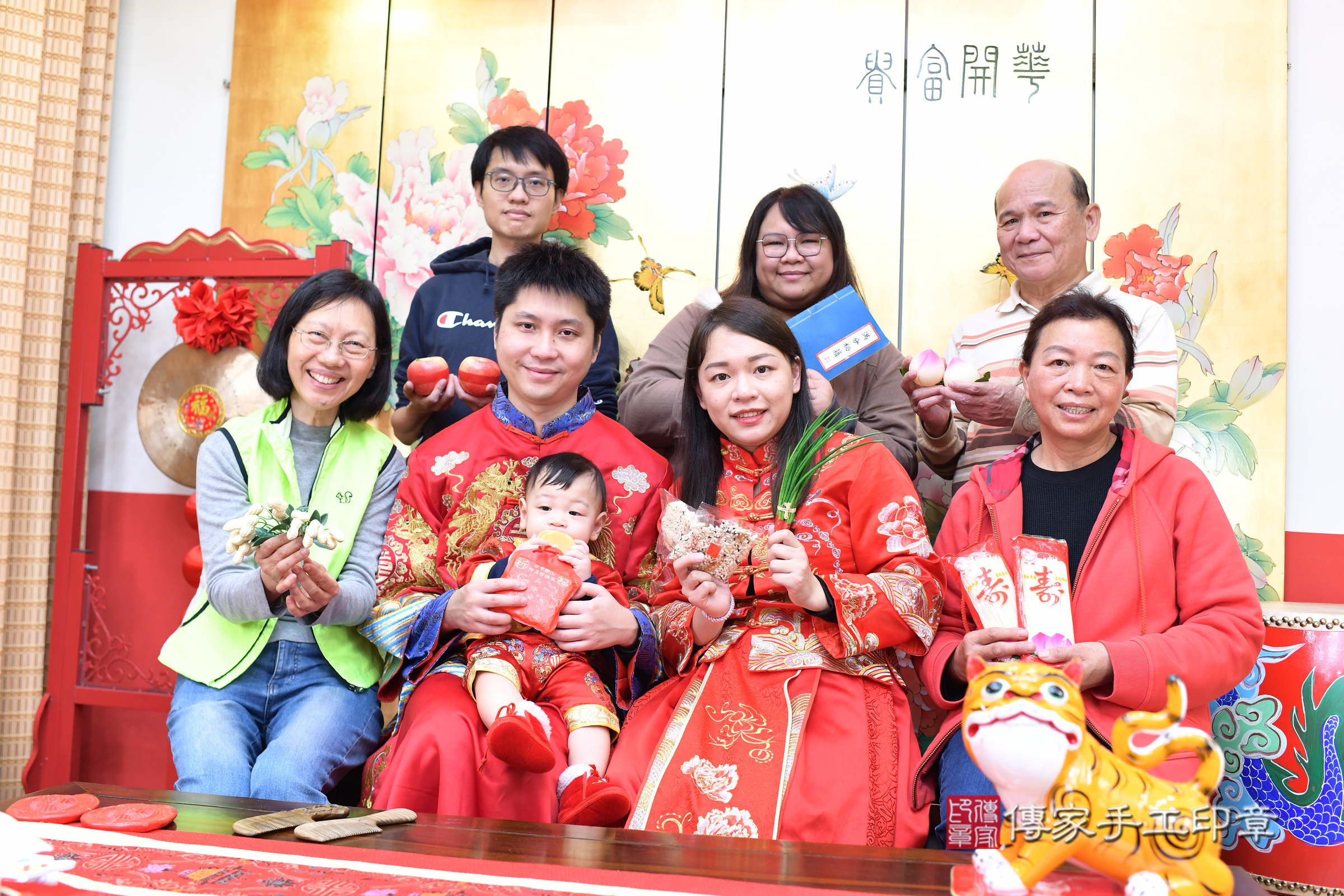 台北市大同區荃荃寶寶抓周推薦:傳家台北店抓周度脺中國風會場,嬰兒古禮抓周流程儀式吉祥話、抓周道具物品24種、拍照。抓周證書。2025.1.25,照片25 台北市大同區荃荃寶寶抓周推薦:傳家台北店抓周度脺中國風會場,嬰兒古禮抓周流程儀式吉祥話、抓周道具物品24種、拍照。抓周證書。2025.1.25,照片25