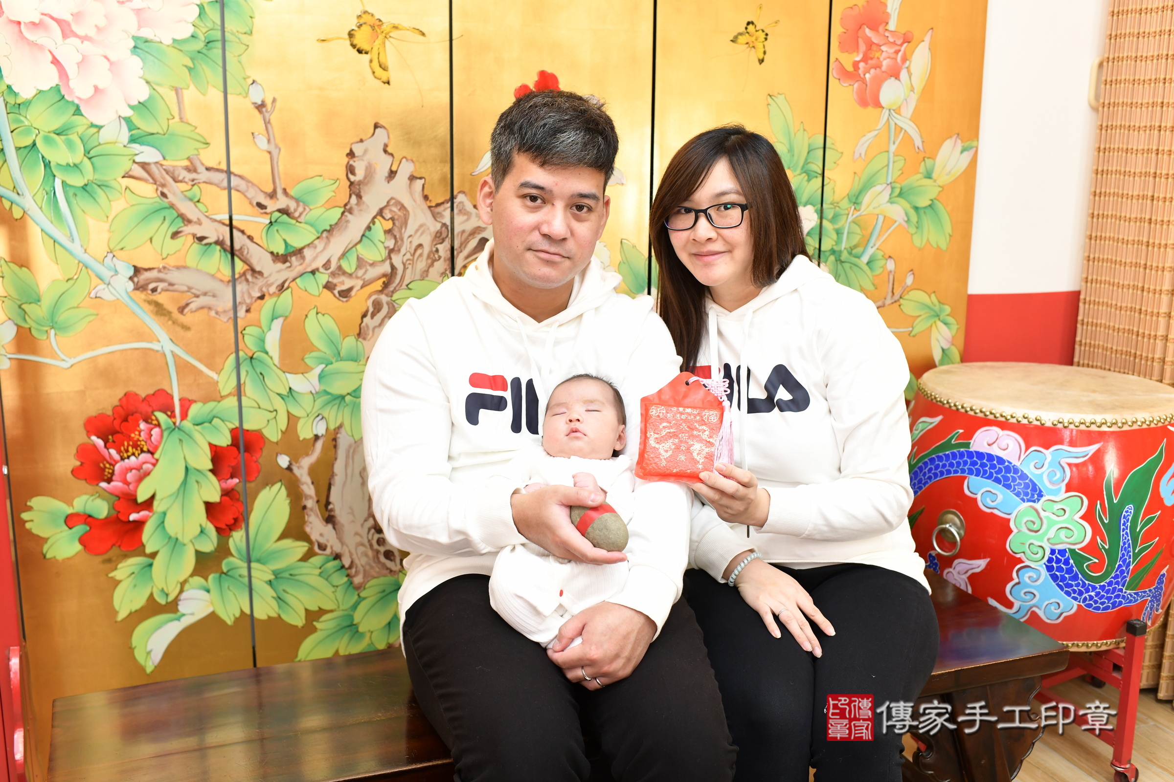 小逸寶寶(台北市大同區嬰兒寶寶滿月剃頭理髮、嬰兒剃胎毛儀式吉祥話)。中國風會場，爸媽寶貝穿「日中韓」古裝禮服。專業拍照、證書。★購買「臍帶章、肚臍章、胎毛筆刷印章」贈送：剃頭、收涎、抓周，三選一。2025.1.22，照片13