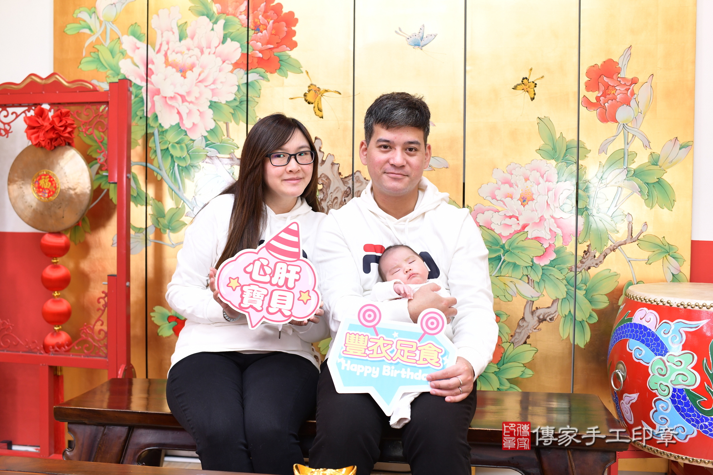 小逸寶寶(台北市大同區嬰兒寶寶滿月剃頭理髮、嬰兒剃胎毛儀式吉祥話)。中國風會場，爸媽寶貝穿「日中韓」古裝禮服。專業拍照、證書。★購買「臍帶章、肚臍章、胎毛筆刷印章」贈送：剃頭、收涎、抓周，三選一。2025.1.22，照片1