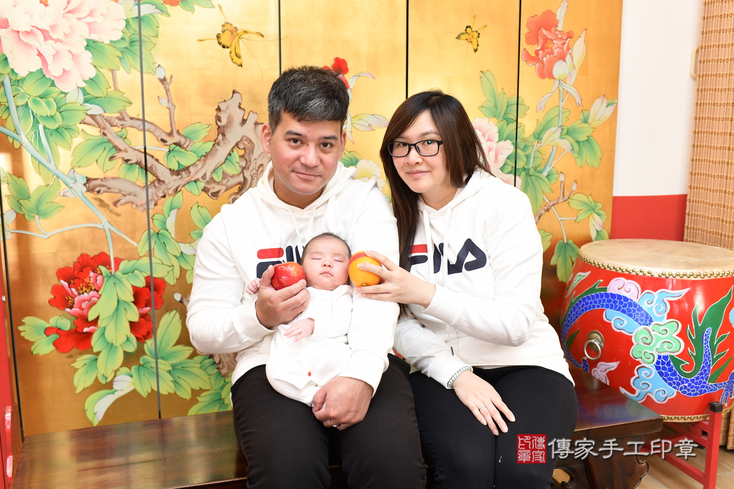 小逸寶寶(台北市大同區嬰兒寶寶滿月剃頭理髮、嬰兒剃胎毛儀式吉祥話)。中國風會場，爸媽寶貝穿「日中韓」古裝禮服。專業拍照、證書。★購買「臍帶章、肚臍章、胎毛筆刷印章」贈送：剃頭、收涎、抓周，三選一。2025.1.22，照片9