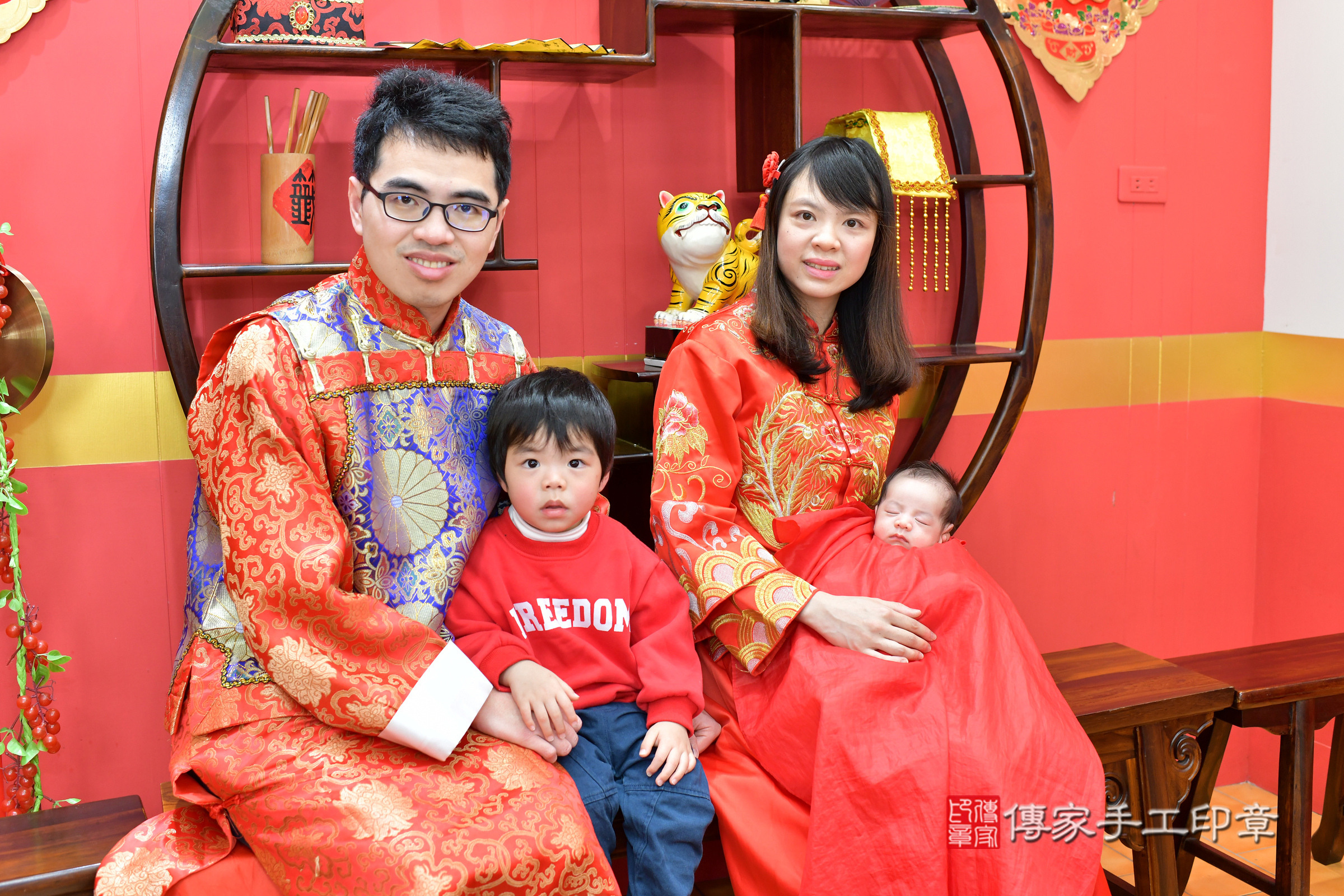 君君寶寶(台北市大同區嬰兒寶寶滿月剃頭理髮、嬰兒剃胎毛儀式吉祥話)。中國風會場，爸媽寶貝穿「日中韓」古裝禮服。專業拍照、證書。★購買「臍帶章、肚臍章、胎毛筆刷印章」贈送：剃頭、收涎、抓周，三選一。2025.1.27，照片22