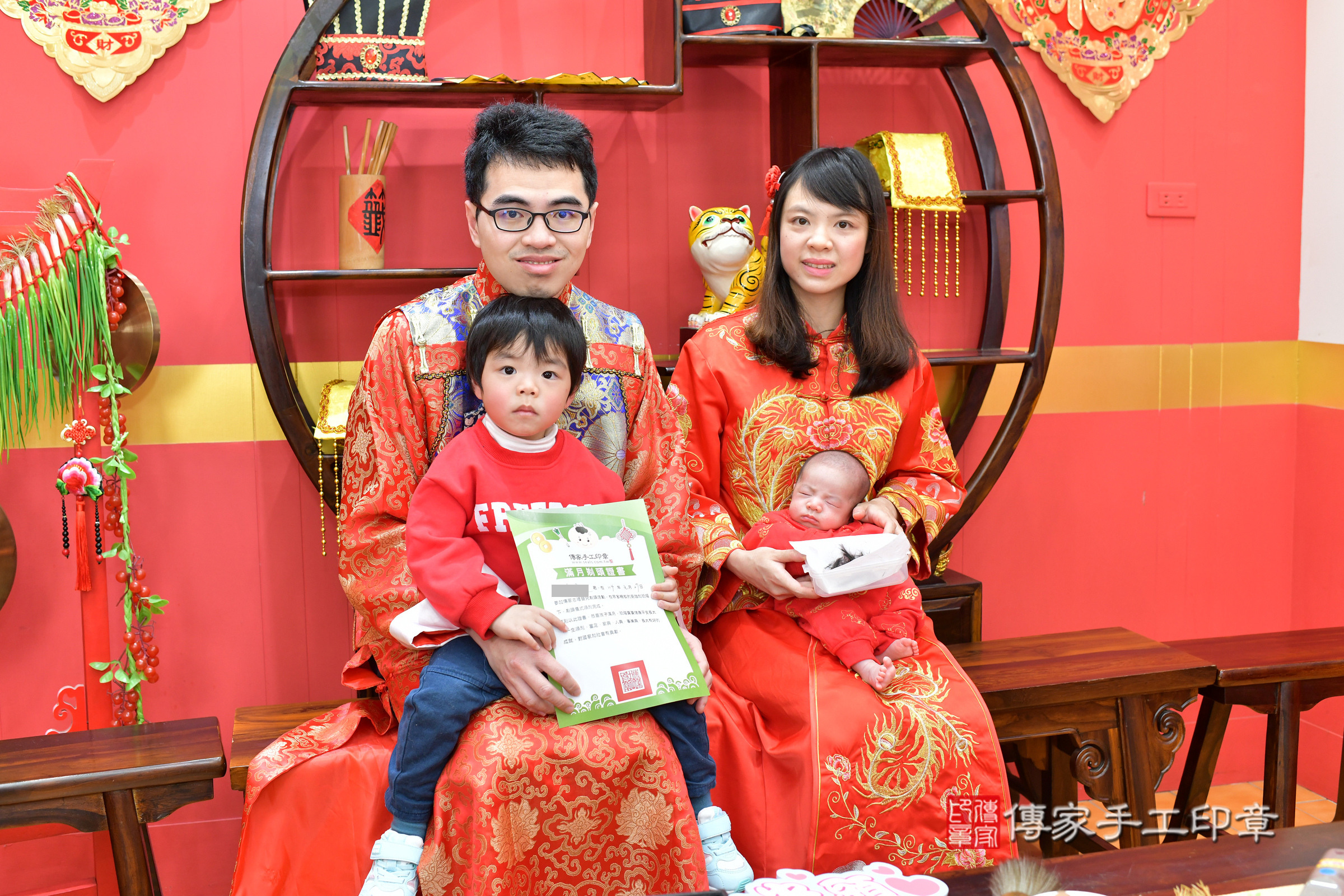 君君寶寶(台北市大同區嬰兒寶寶滿月剃頭理髮、嬰兒剃胎毛儀式吉祥話)。中國風會場，爸媽寶貝穿「日中韓」古裝禮服。專業拍照、證書。★購買「臍帶章、肚臍章、胎毛筆刷印章」贈送：剃頭、收涎、抓周，三選一。2025.1.27，照片27