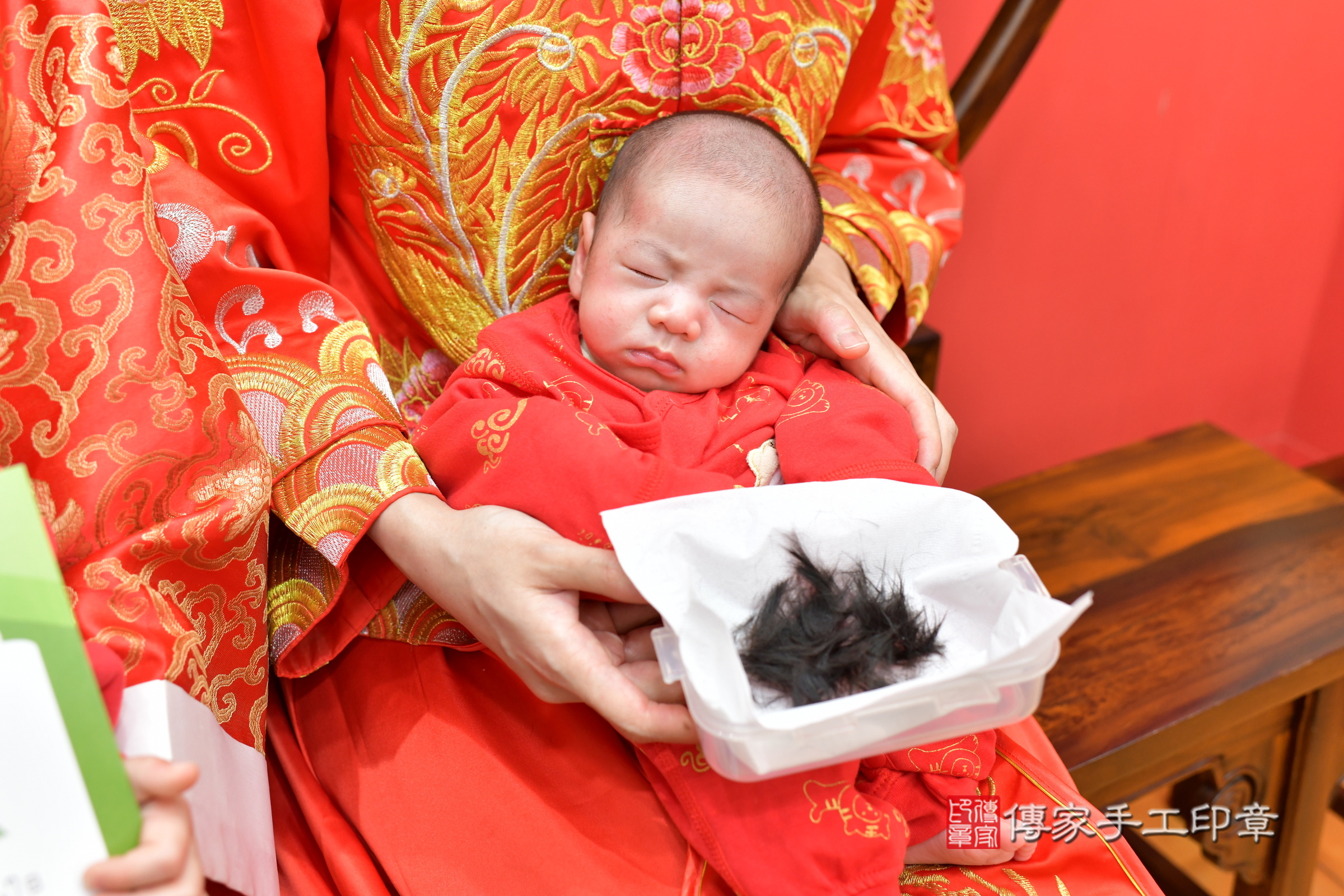 君君寶寶(台北市大同區嬰兒寶寶滿月剃頭理髮、嬰兒剃胎毛儀式吉祥話)。中國風會場，爸媽寶貝穿「日中韓」古裝禮服。專業拍照、證書。★購買「臍帶章、肚臍章、胎毛筆刷印章」贈送：剃頭、收涎、抓周，三選一。2025.1.27，照片24