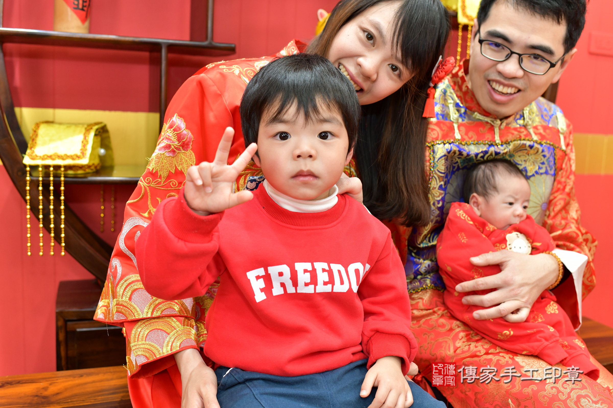 君君寶寶(台北市大同區嬰兒寶寶滿月剃頭理髮、嬰兒剃胎毛儀式吉祥話)。中國風會場，爸媽寶貝穿「日中韓」古裝禮服。專業拍照、證書。★購買「臍帶章、肚臍章、胎毛筆刷印章」贈送：剃頭、收涎、抓周，三選一。2025.1.27，照片8