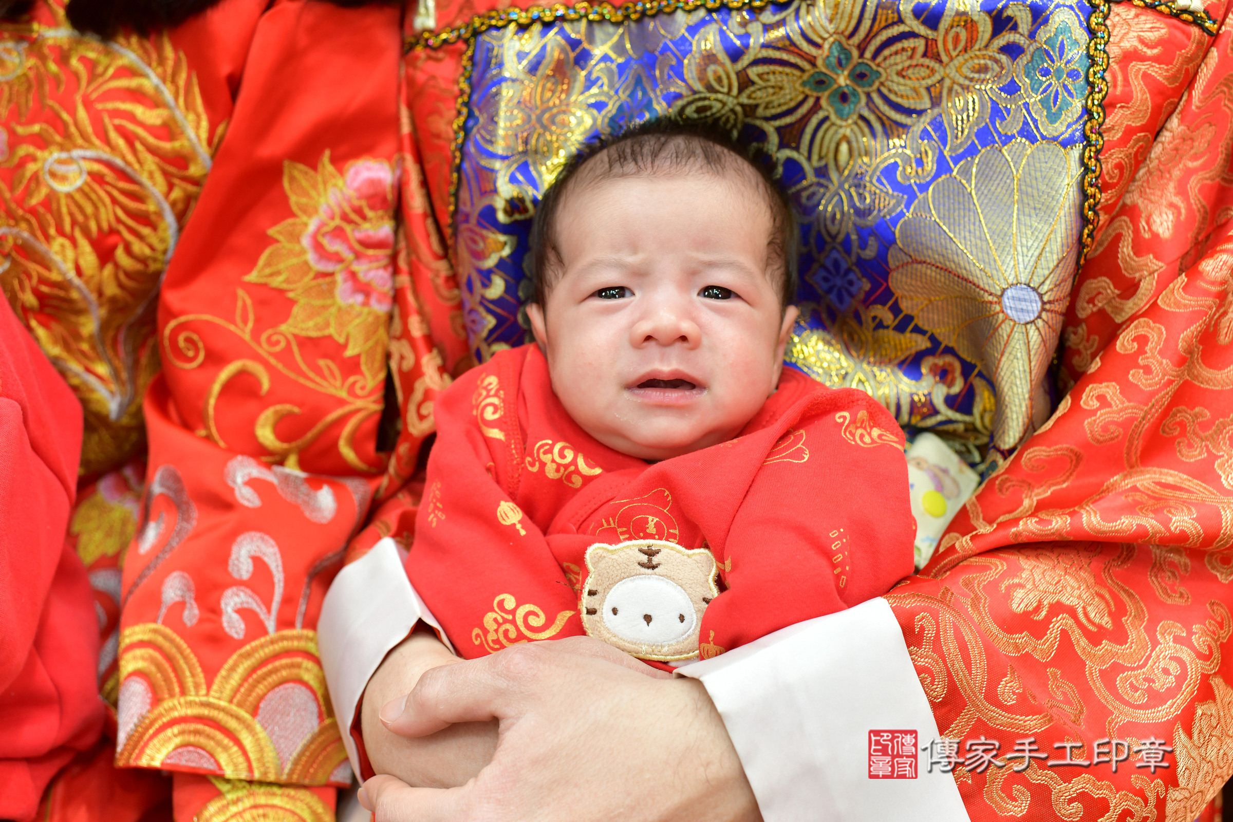 君君寶寶(台北市大同區嬰兒寶寶滿月剃頭理髮、嬰兒剃胎毛儀式吉祥話)。中國風會場，爸媽寶貝穿「日中韓」古裝禮服。專業拍照、證書。★購買「臍帶章、肚臍章、胎毛筆刷印章」贈送：剃頭、收涎、抓周，三選一。2025.1.27，照片7