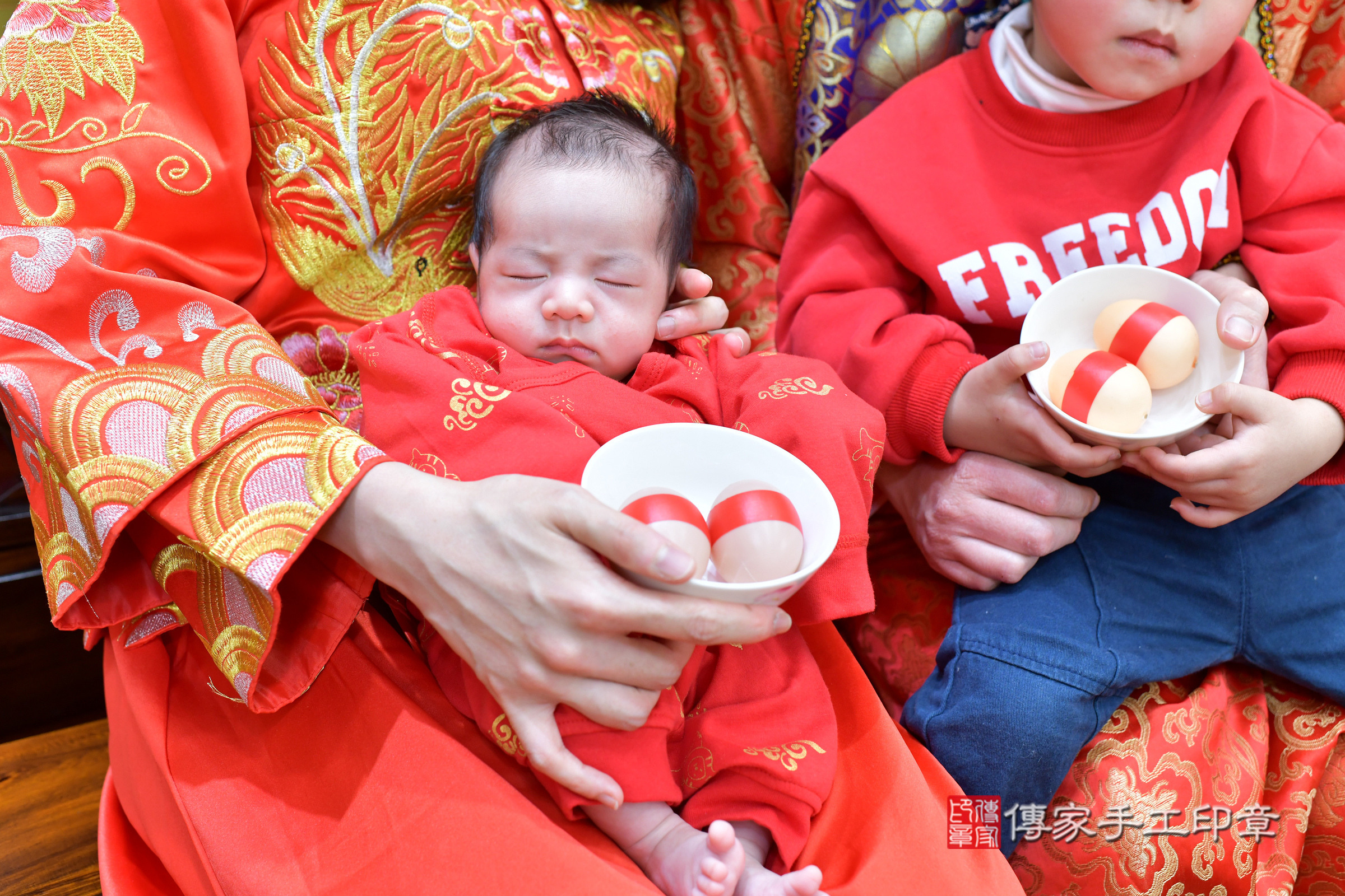 君君寶寶(台北市大同區嬰兒寶寶滿月剃頭理髮、嬰兒剃胎毛儀式吉祥話)。中國風會場，爸媽寶貝穿「日中韓」古裝禮服。專業拍照、證書。★購買「臍帶章、肚臍章、胎毛筆刷印章」贈送：剃頭、收涎、抓周，三選一。2025.1.27，照片11