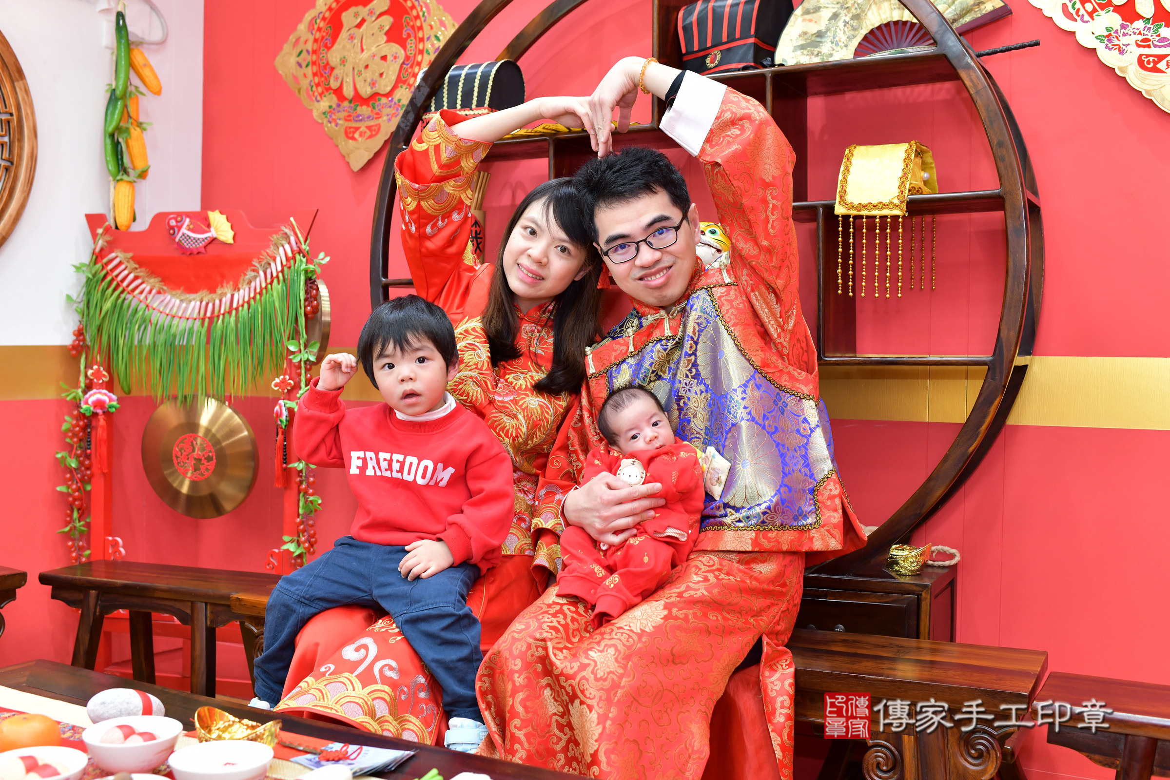 君君寶寶(台北市大同區嬰兒寶寶滿月剃頭理髮、嬰兒剃胎毛儀式吉祥話)。中國風會場，爸媽寶貝穿「日中韓」古裝禮服。專業拍照、證書。★購買「臍帶章、肚臍章、胎毛筆刷印章」贈送：剃頭、收涎、抓周，三選一。2025.1.27，照片5