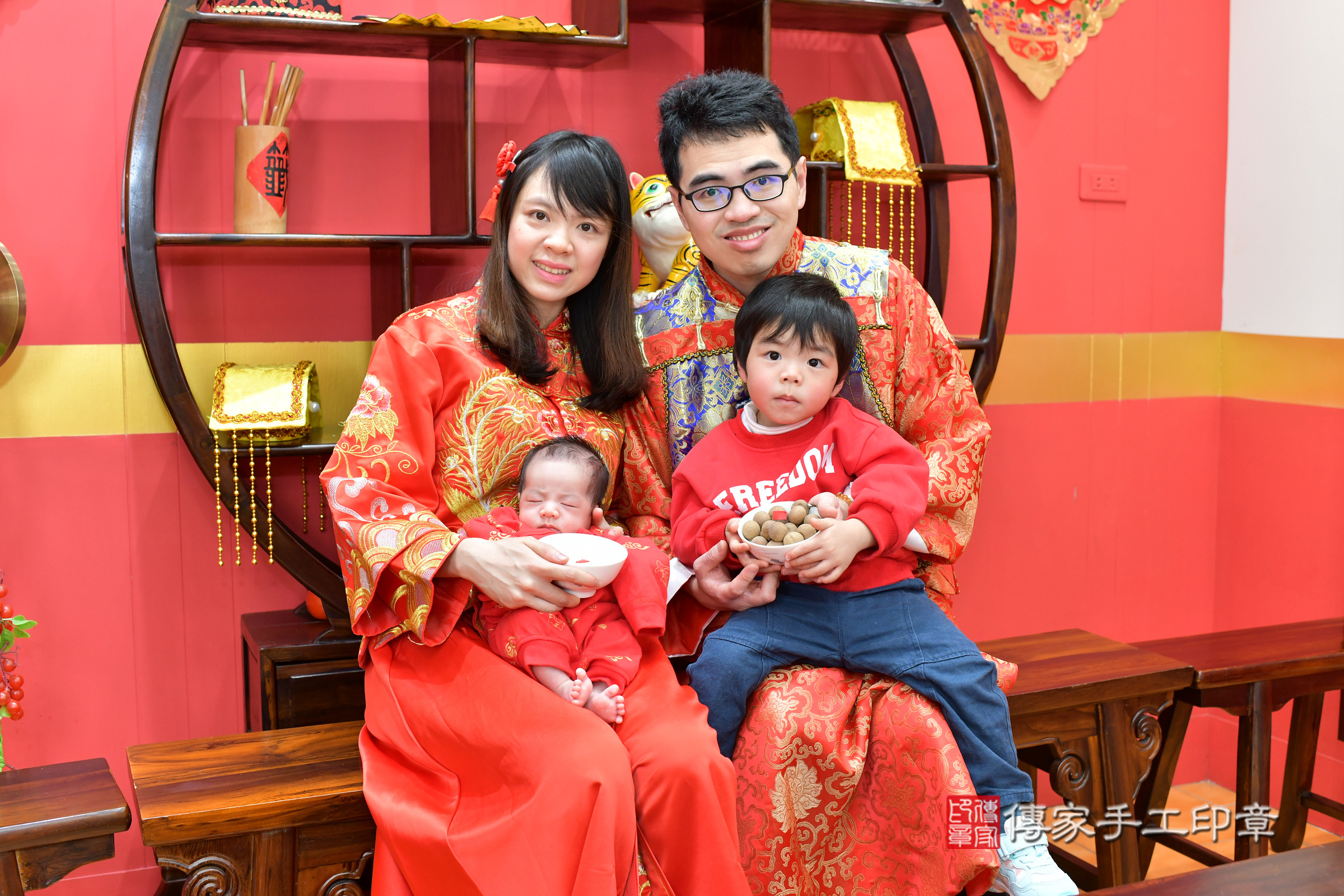 君君寶寶(台北市大同區嬰兒寶寶滿月剃頭理髮、嬰兒剃胎毛儀式吉祥話)。中國風會場，爸媽寶貝穿「日中韓」古裝禮服。專業拍照、證書。★購買「臍帶章、肚臍章、胎毛筆刷印章」贈送：剃頭、收涎、抓周，三選一。2025.1.27，照片12
