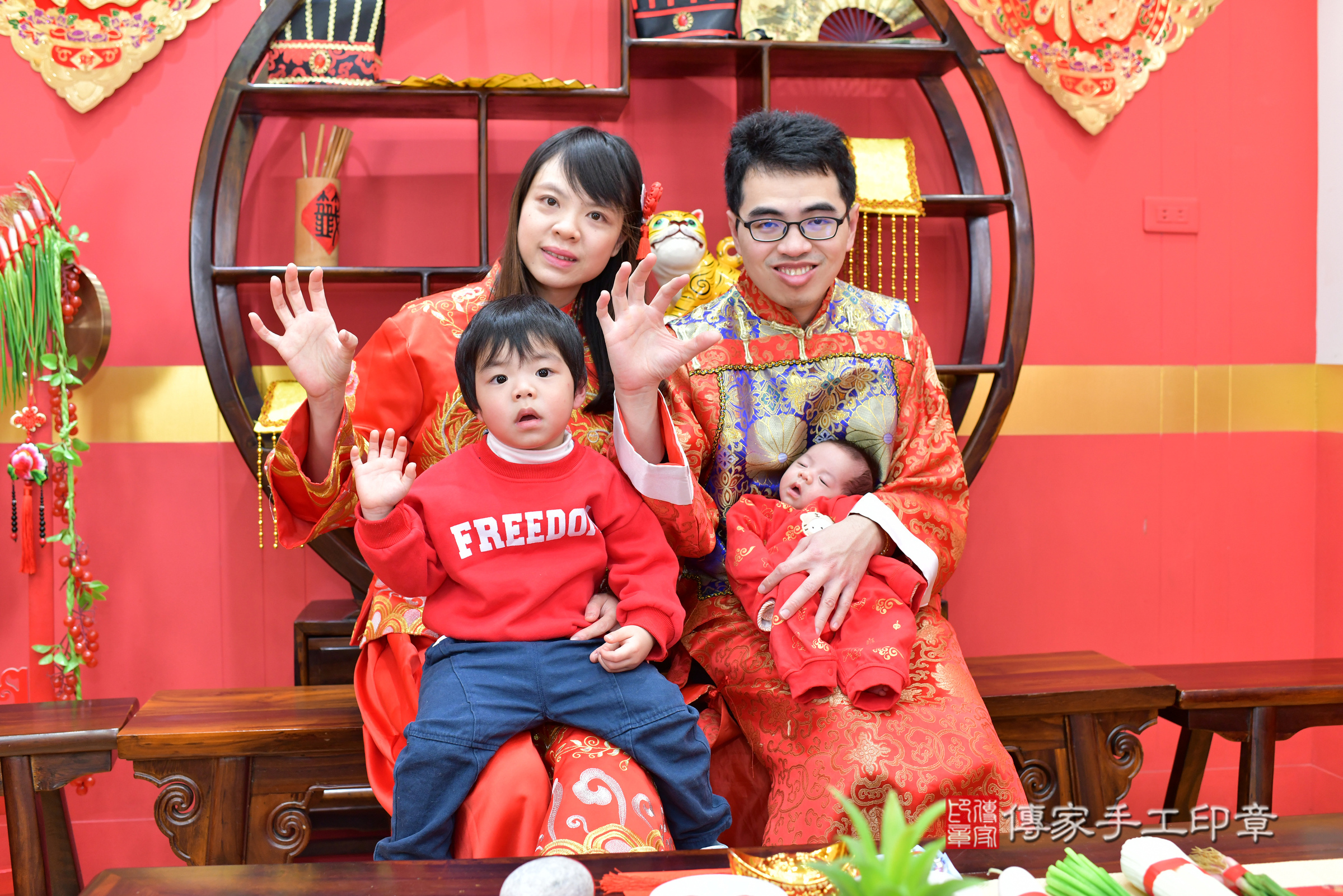 君君寶寶(台北市大同區嬰兒寶寶滿月剃頭理髮、嬰兒剃胎毛儀式吉祥話)。中國風會場，爸媽寶貝穿「日中韓」古裝禮服。專業拍照、證書。★購買「臍帶章、肚臍章、胎毛筆刷印章」贈送：剃頭、收涎、抓周，三選一。2025.1.27，照片2