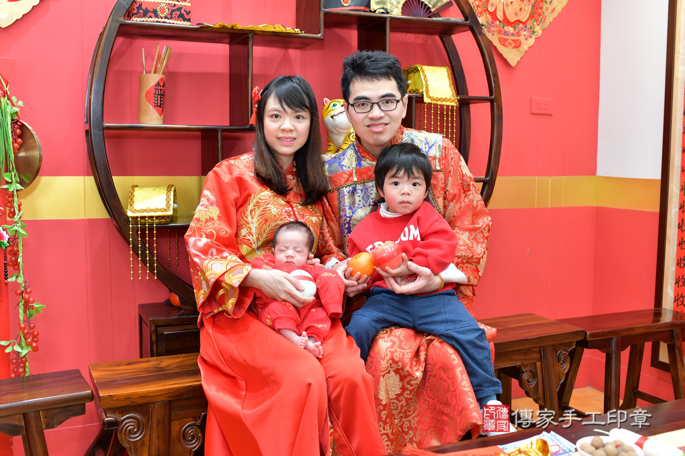 君君寶寶(台北市大同區嬰兒寶寶滿月剃頭理髮、嬰兒剃胎毛儀式吉祥話)。中國風會場，爸媽寶貝穿「日中韓」古裝禮服。專業拍照、證書。★購買「臍帶章、肚臍章、胎毛筆刷印章」贈送：剃頭、收涎、抓周，三選一。2025.1.27，照片14