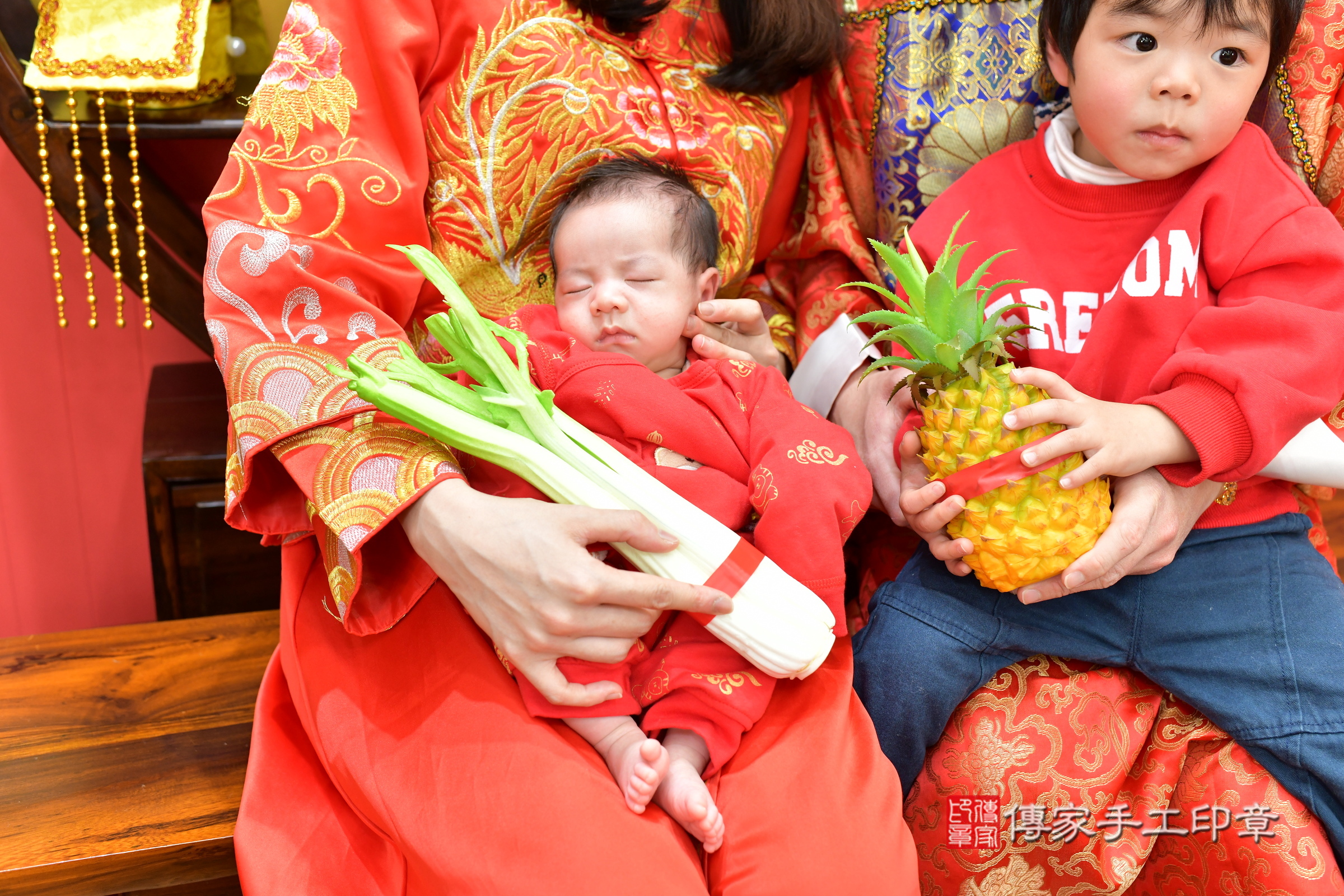 君君寶寶(台北市大同區嬰兒寶寶滿月剃頭理髮、嬰兒剃胎毛儀式吉祥話)。中國風會場，爸媽寶貝穿「日中韓」古裝禮服。專業拍照、證書。★購買「臍帶章、肚臍章、胎毛筆刷印章」贈送：剃頭、收涎、抓周，三選一。2025.1.27，照片19