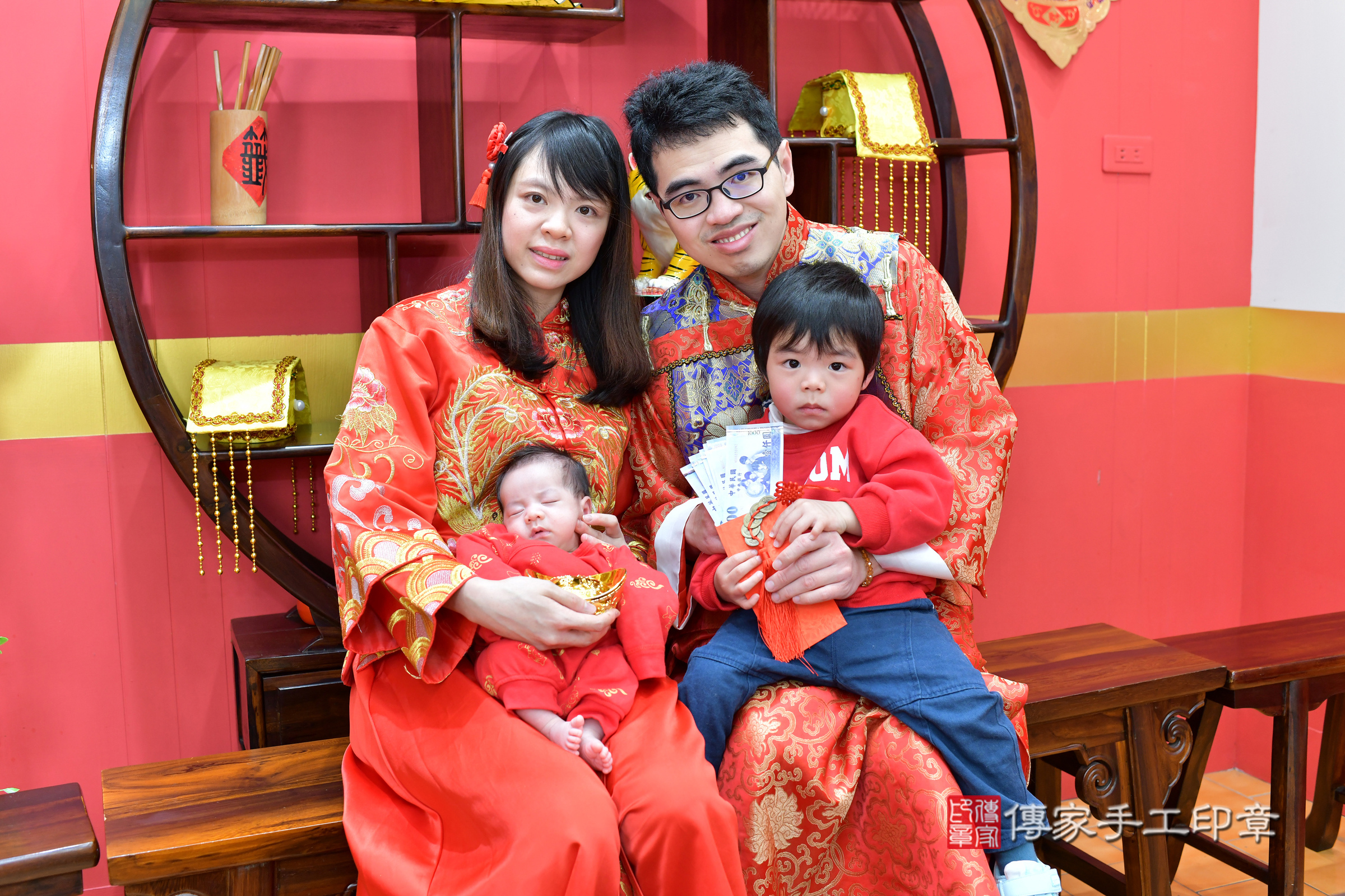 君君寶寶(台北市大同區嬰兒寶寶滿月剃頭理髮、嬰兒剃胎毛儀式吉祥話)。中國風會場，爸媽寶貝穿「日中韓」古裝禮服。專業拍照、證書。★購買「臍帶章、肚臍章、胎毛筆刷印章」贈送：剃頭、收涎、抓周，三選一。2025.1.27，照片20
