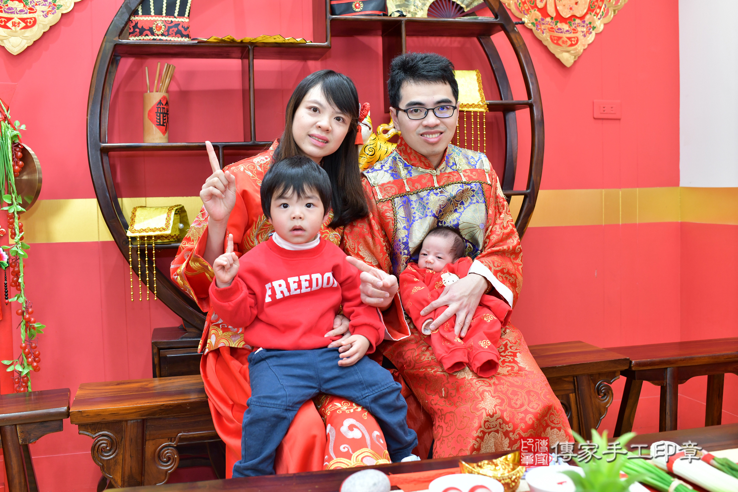 君君寶寶(台北市大同區嬰兒寶寶滿月剃頭理髮、嬰兒剃胎毛儀式吉祥話)。中國風會場，爸媽寶貝穿「日中韓」古裝禮服。專業拍照、證書。★購買「臍帶章、肚臍章、胎毛筆刷印章」贈送：剃頭、收涎、抓周，三選一。2025.1.27，照片3