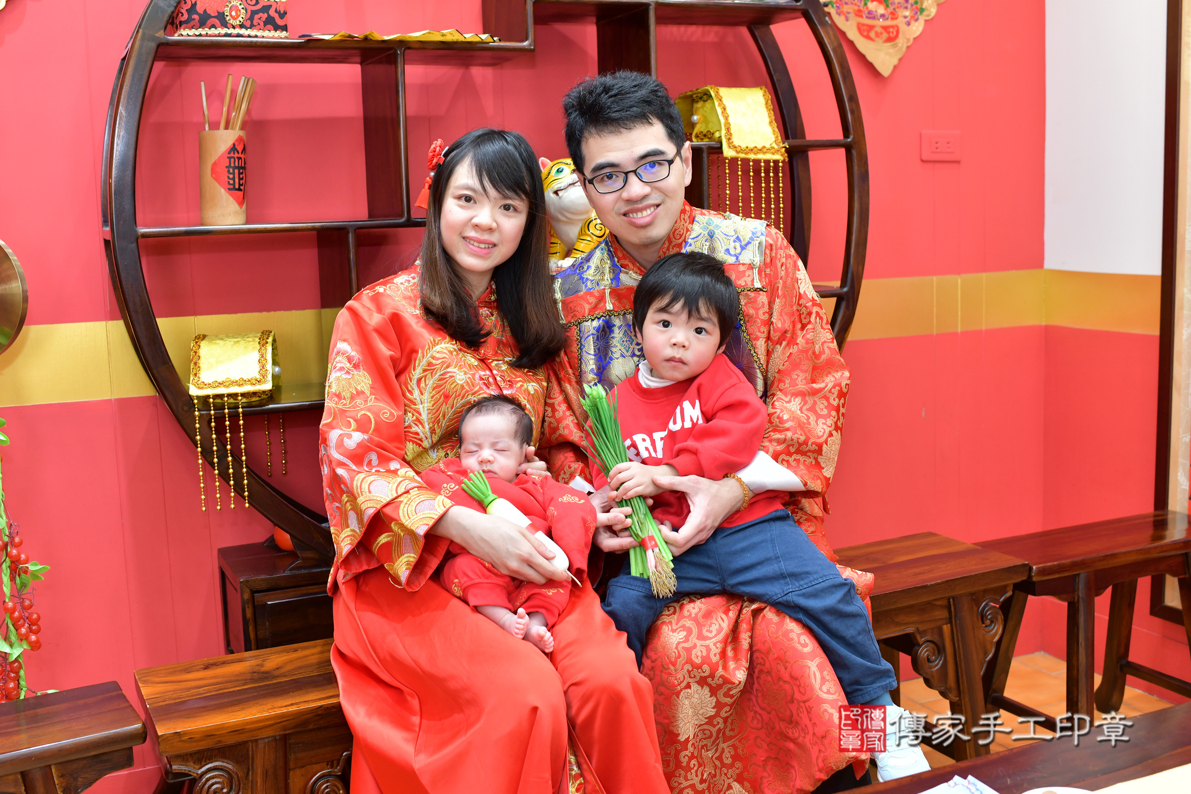 君君寶寶(台北市大同區嬰兒寶寶滿月剃頭理髮、嬰兒剃胎毛儀式吉祥話)。中國風會場，爸媽寶貝穿「日中韓」古裝禮服。專業拍照、證書。★購買「臍帶章、肚臍章、胎毛筆刷印章」贈送：剃頭、收涎、抓周，三選一。2025.1.27，照片16