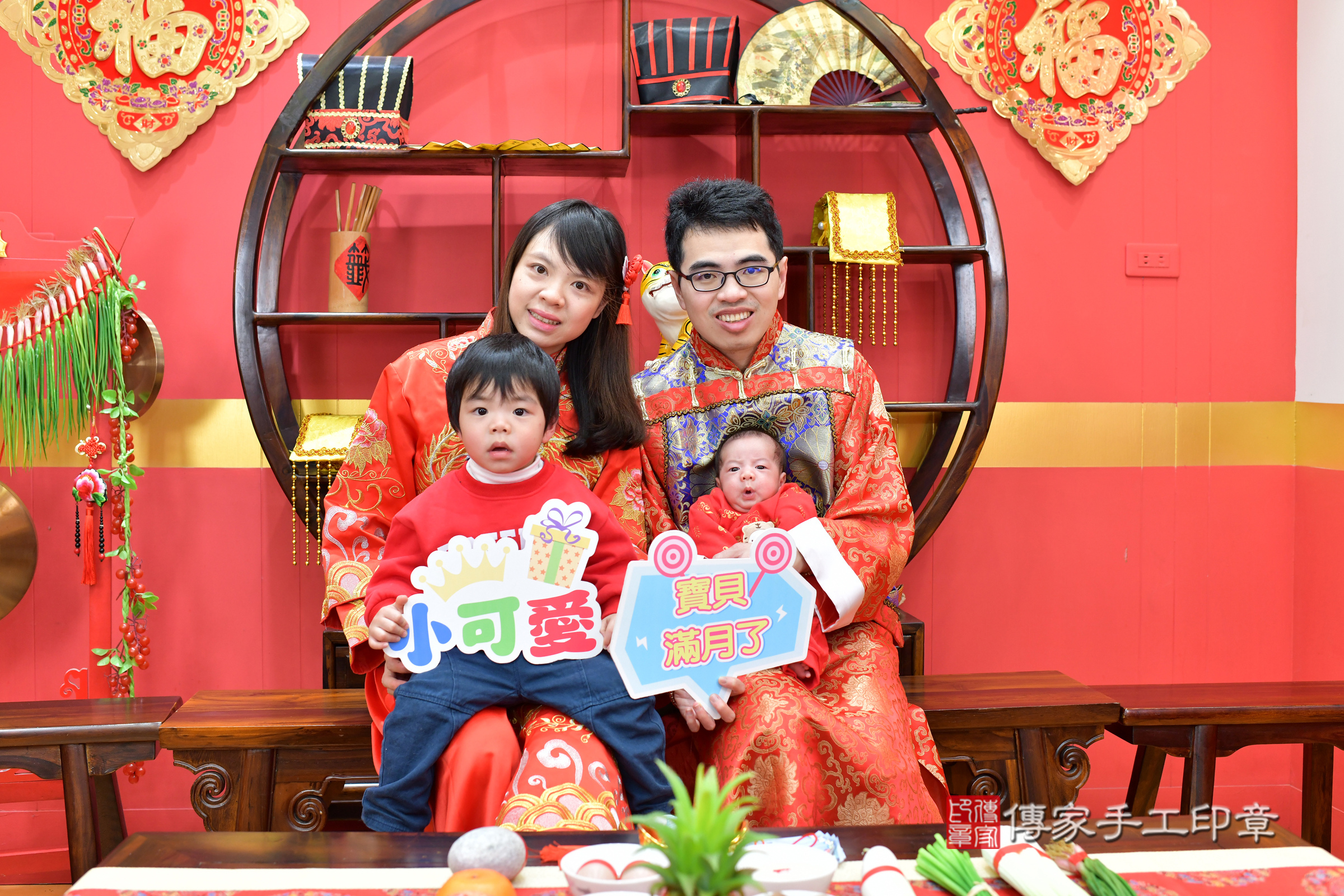 君君寶寶(台北市大同區嬰兒寶寶滿月剃頭理髮、嬰兒剃胎毛儀式吉祥話)。中國風會場，爸媽寶貝穿「日中韓」古裝禮服。專業拍照、證書。★購買「臍帶章、肚臍章、胎毛筆刷印章」贈送：剃頭、收涎、抓周，三選一。2025.1.27，照片1
